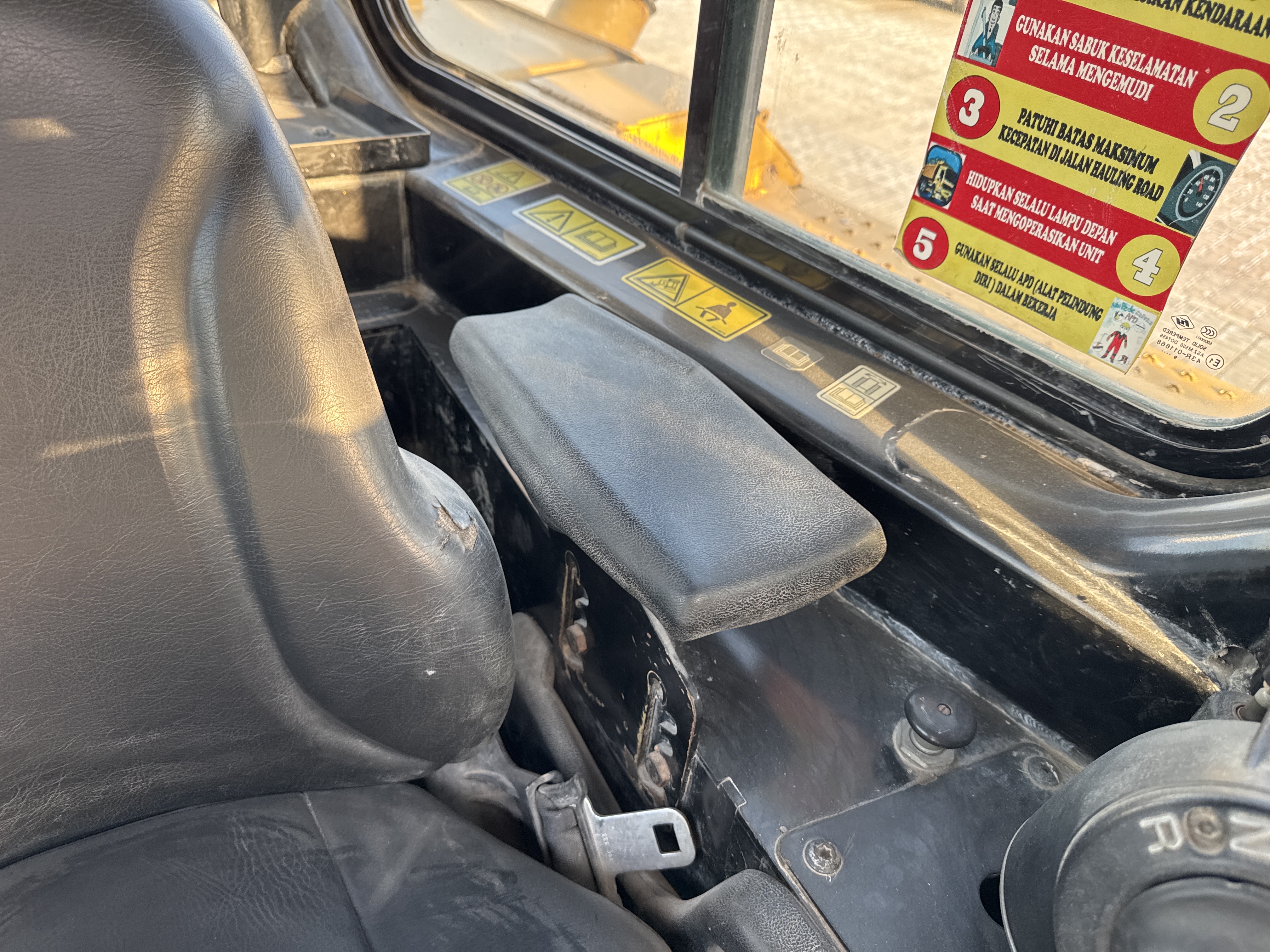CDB-004-Cat-D6R-2-XL-Crawler-dozers-inspection-Cabin-Seats/armrests-2