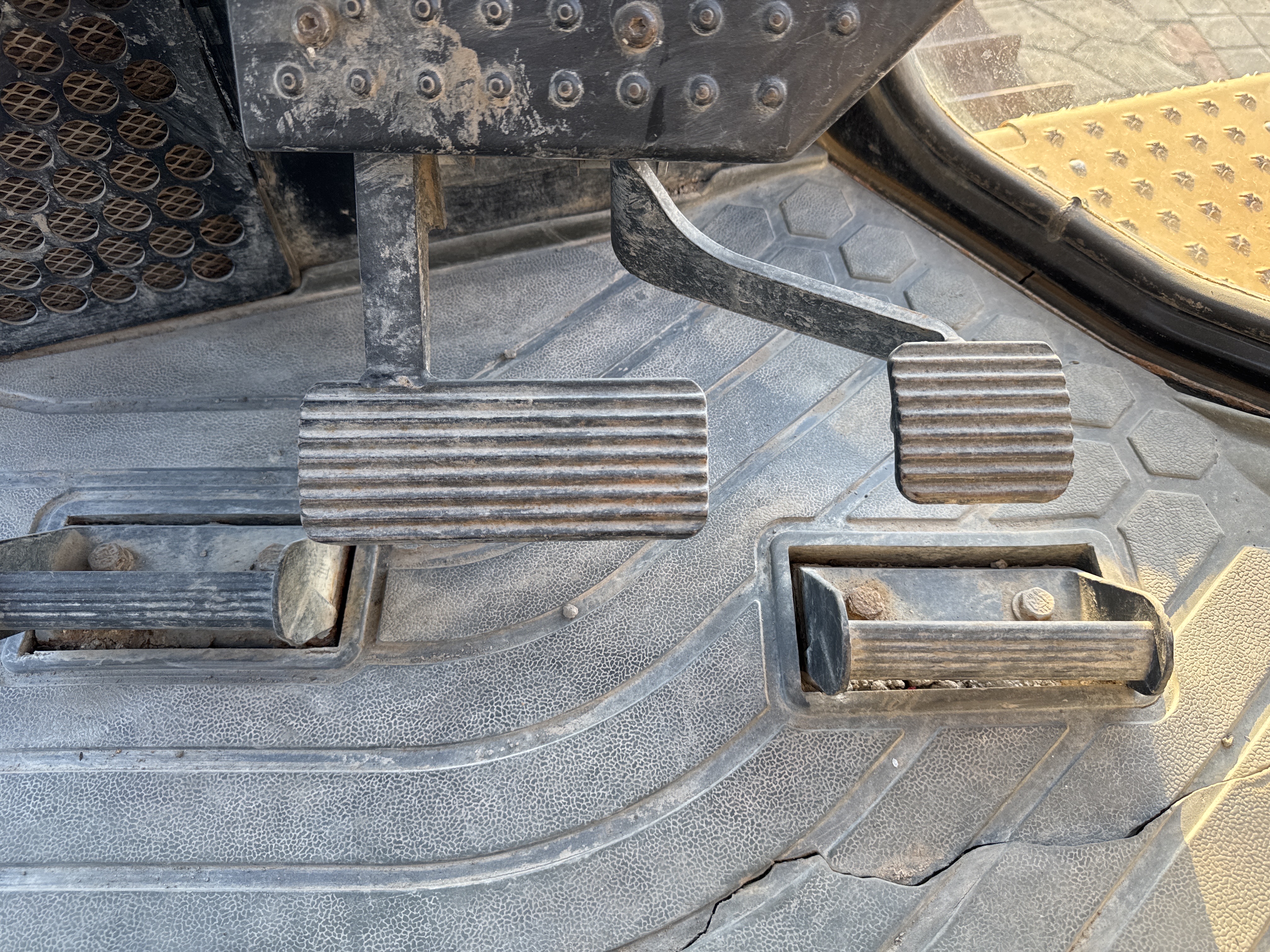 CDB-004-Cat-D6R-2-XL-Crawler-dozers-inspection-Cabin-Pedals-2