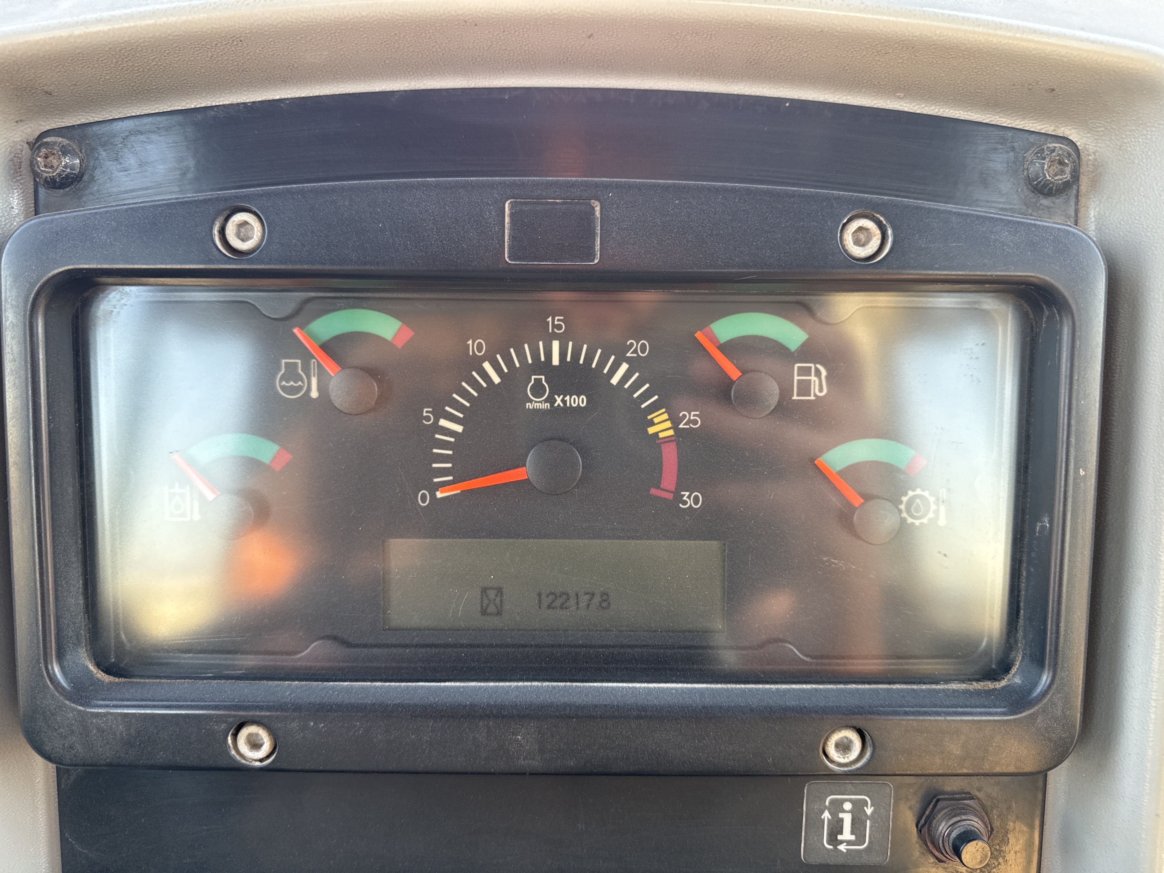 CDB-004-Cat-D6R-2-XL-Crawler-dozers-inspection-Cabin-Instrument-cluster-2