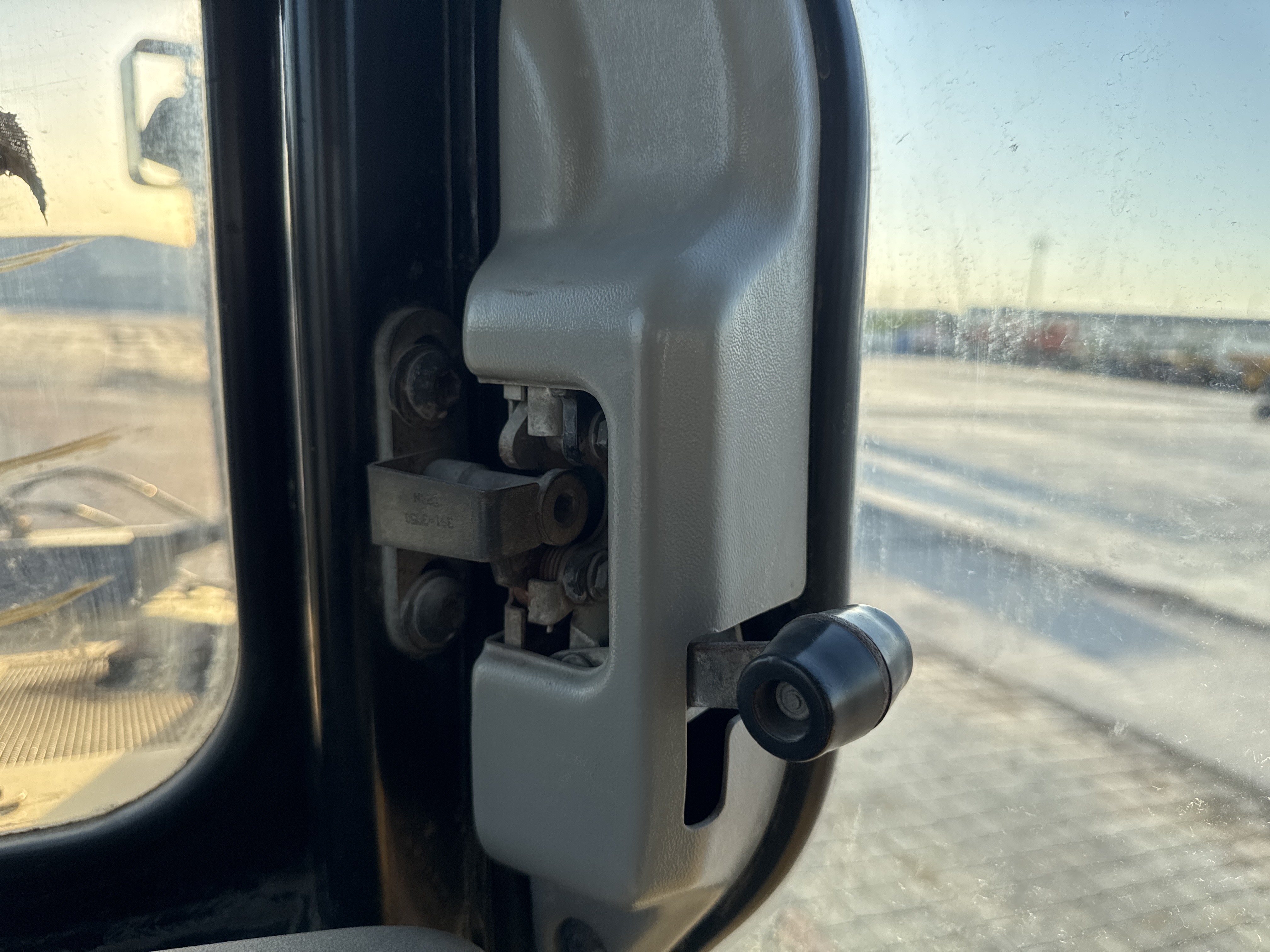 CDB-004-Cat-D6R-2-XL-Crawler-dozers-inspection-Cabin-Door-handles-2