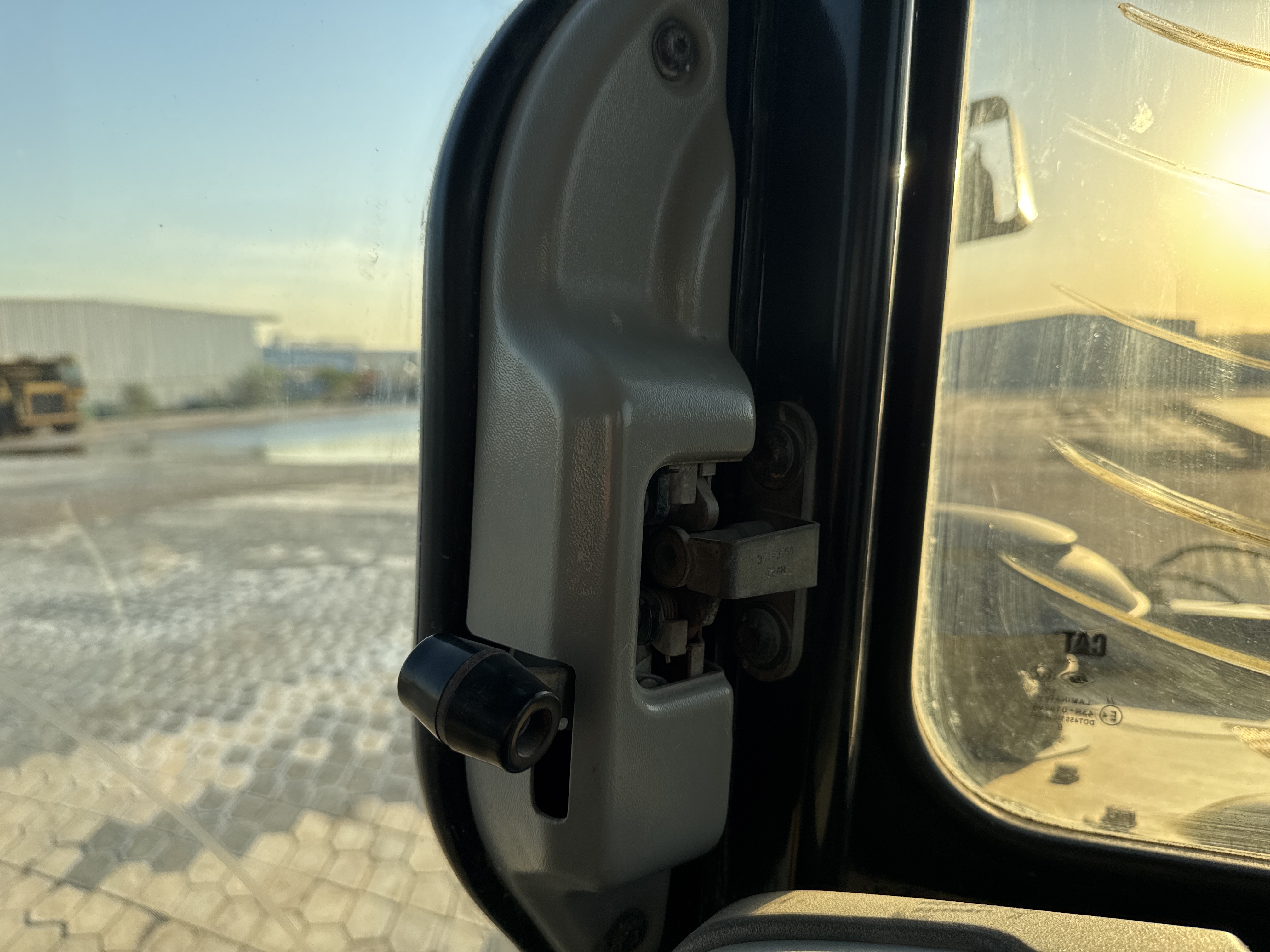 CDB-004-Cat-D6R-2-XL-Crawler-dozers-inspection-Cabin-Door-handles-2