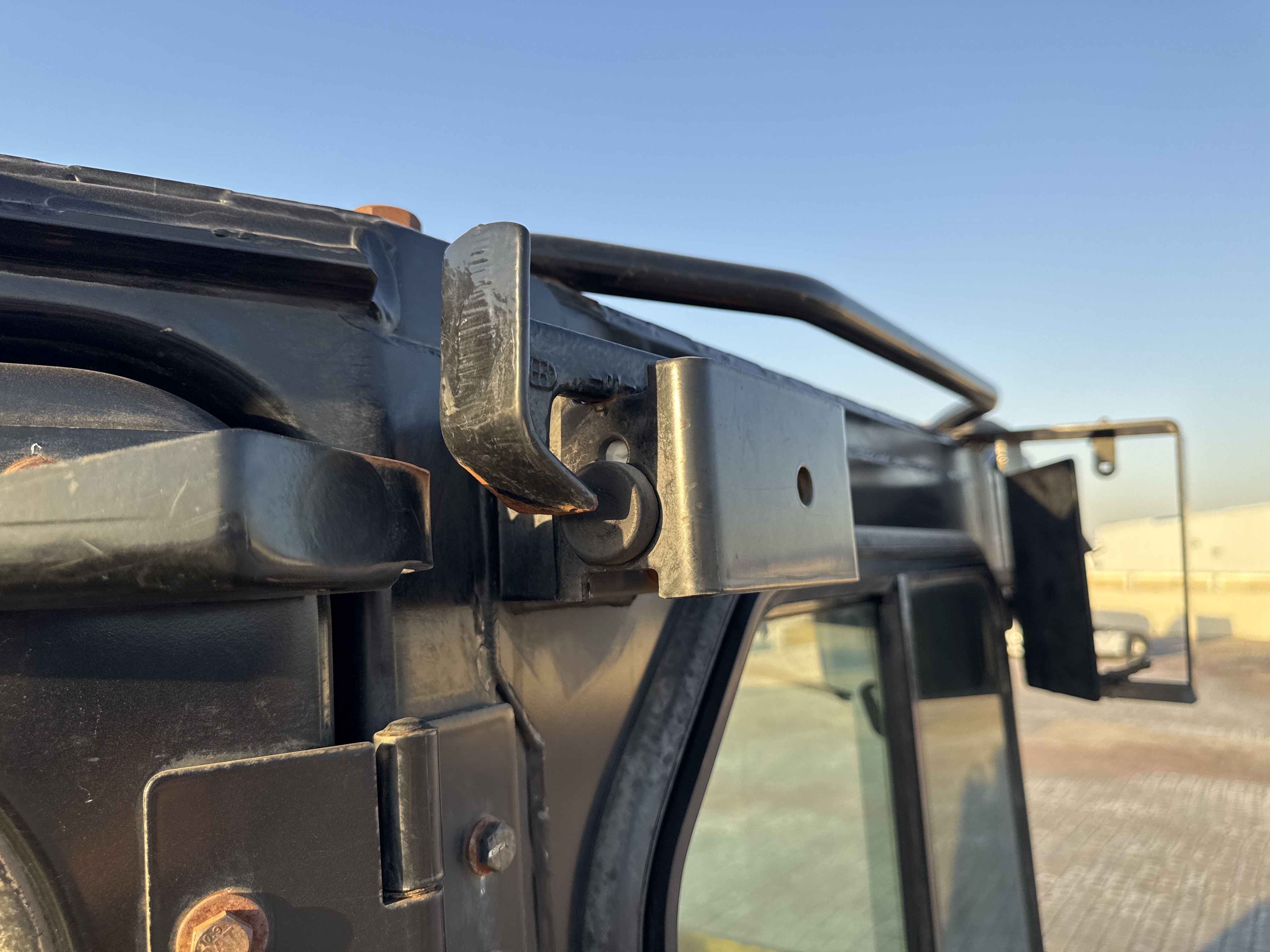 CDB-004-Cat-D6R-2-XL-Crawler-dozers-inspection-Cabin-Door-handles-2