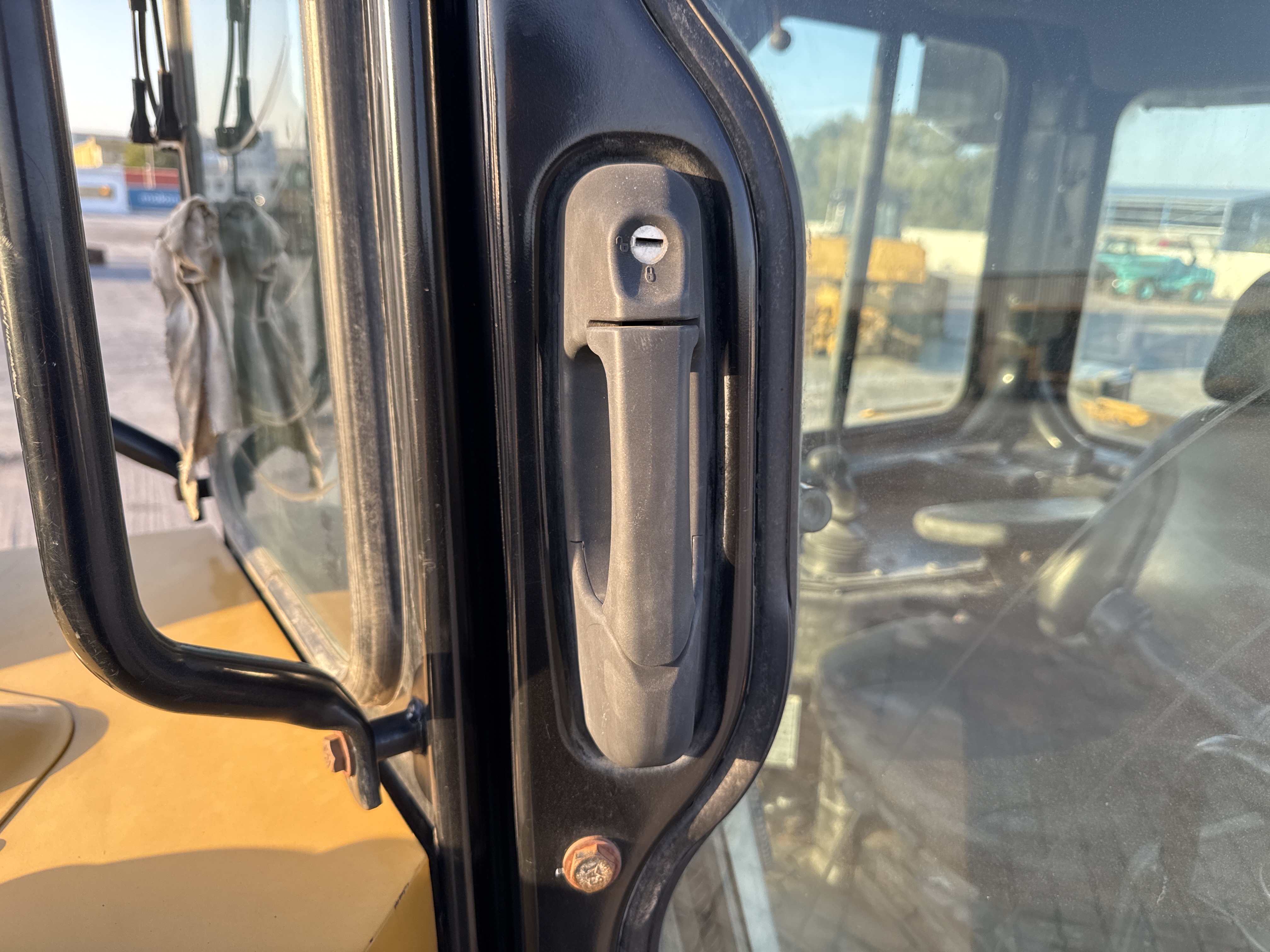 CDB-004-Cat-D6R-2-XL-Crawler-dozers-inspection-Cabin-Door-handles-2
