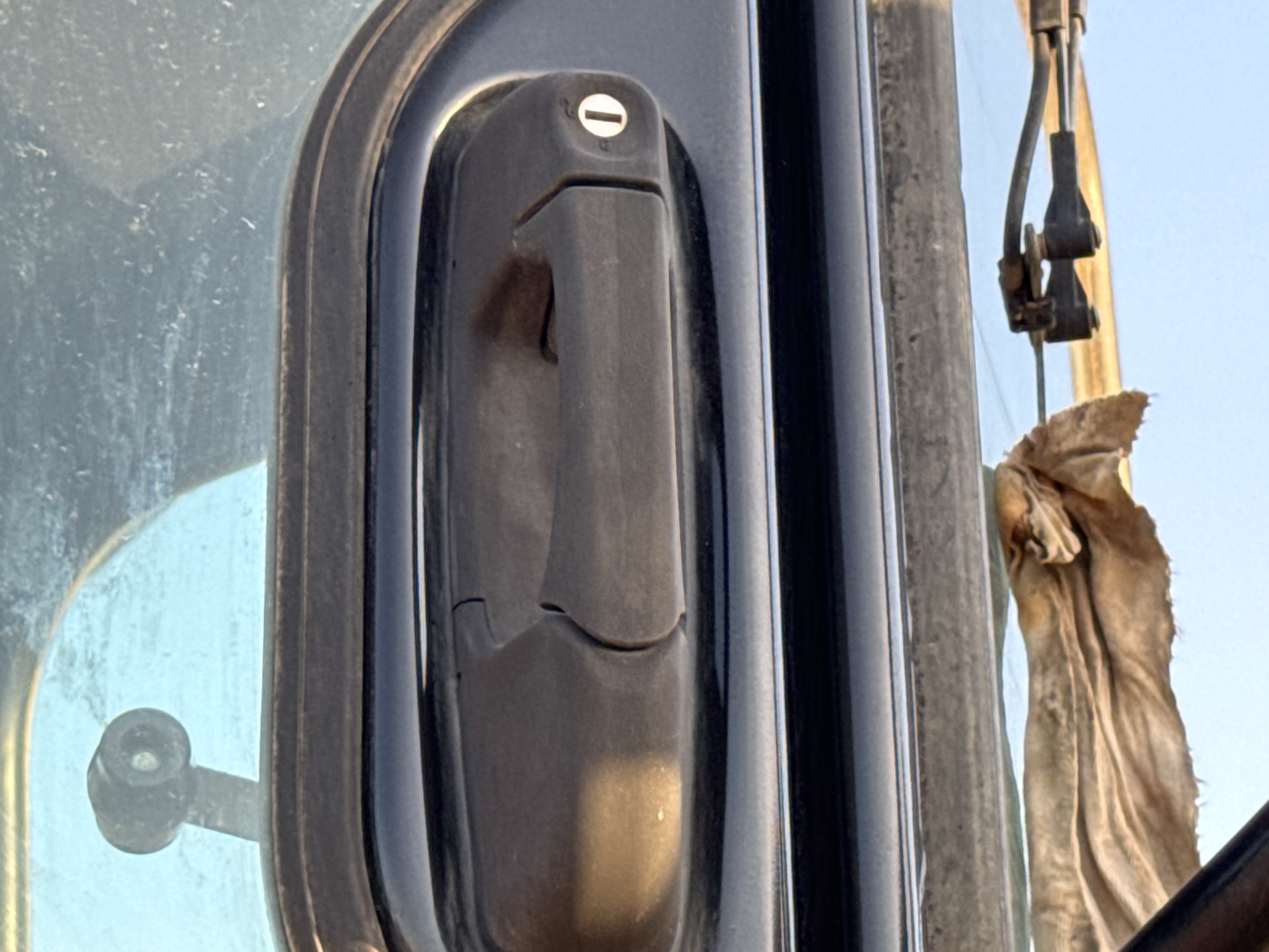 CDB-004-Cat-D6R-2-XL-Crawler-dozers-inspection-Cabin-Door-handles-2