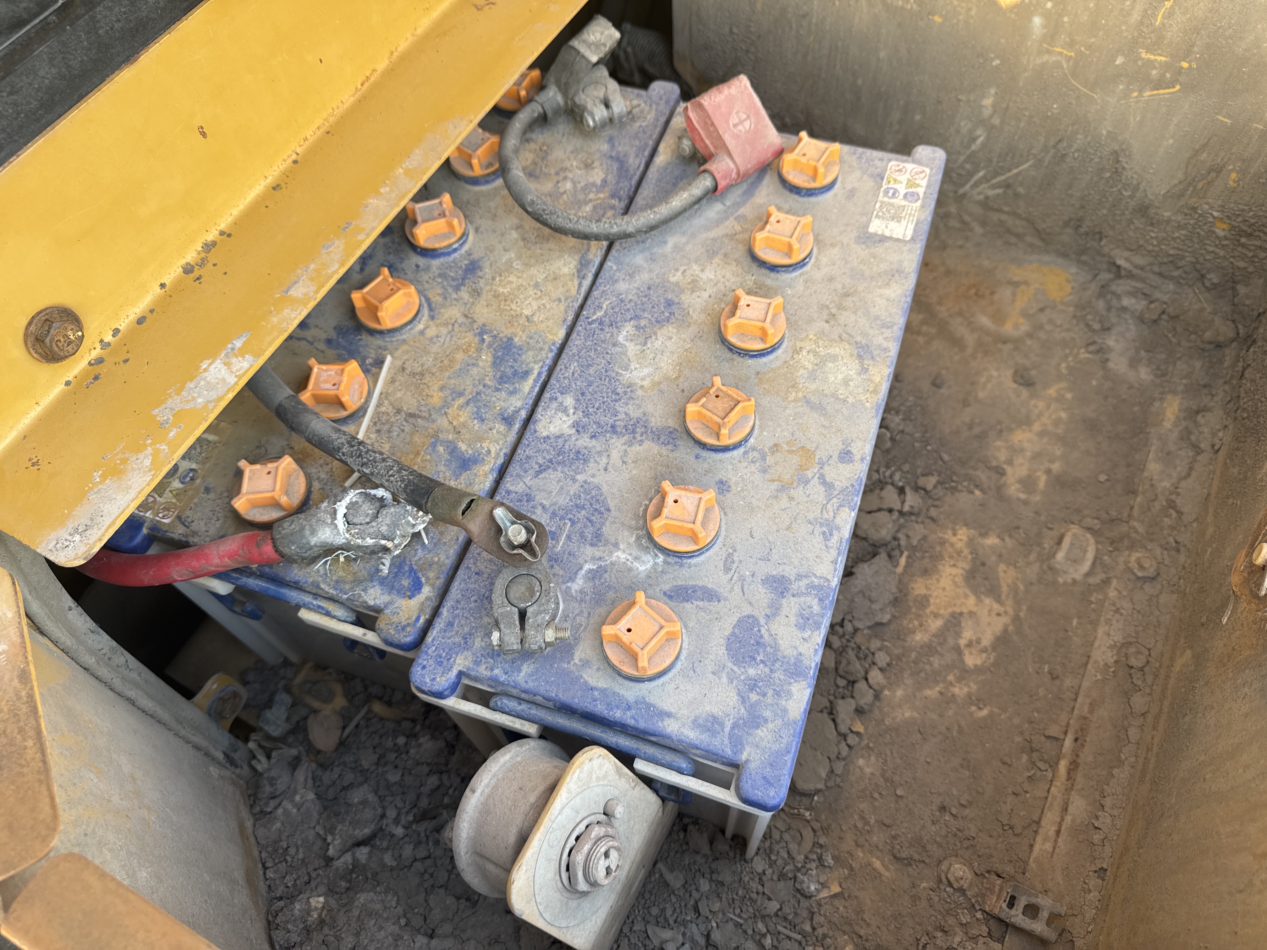 CDB-004-Cat-D6R-2-XL-Crawler-dozers-inspection-Electronics-Battery-2