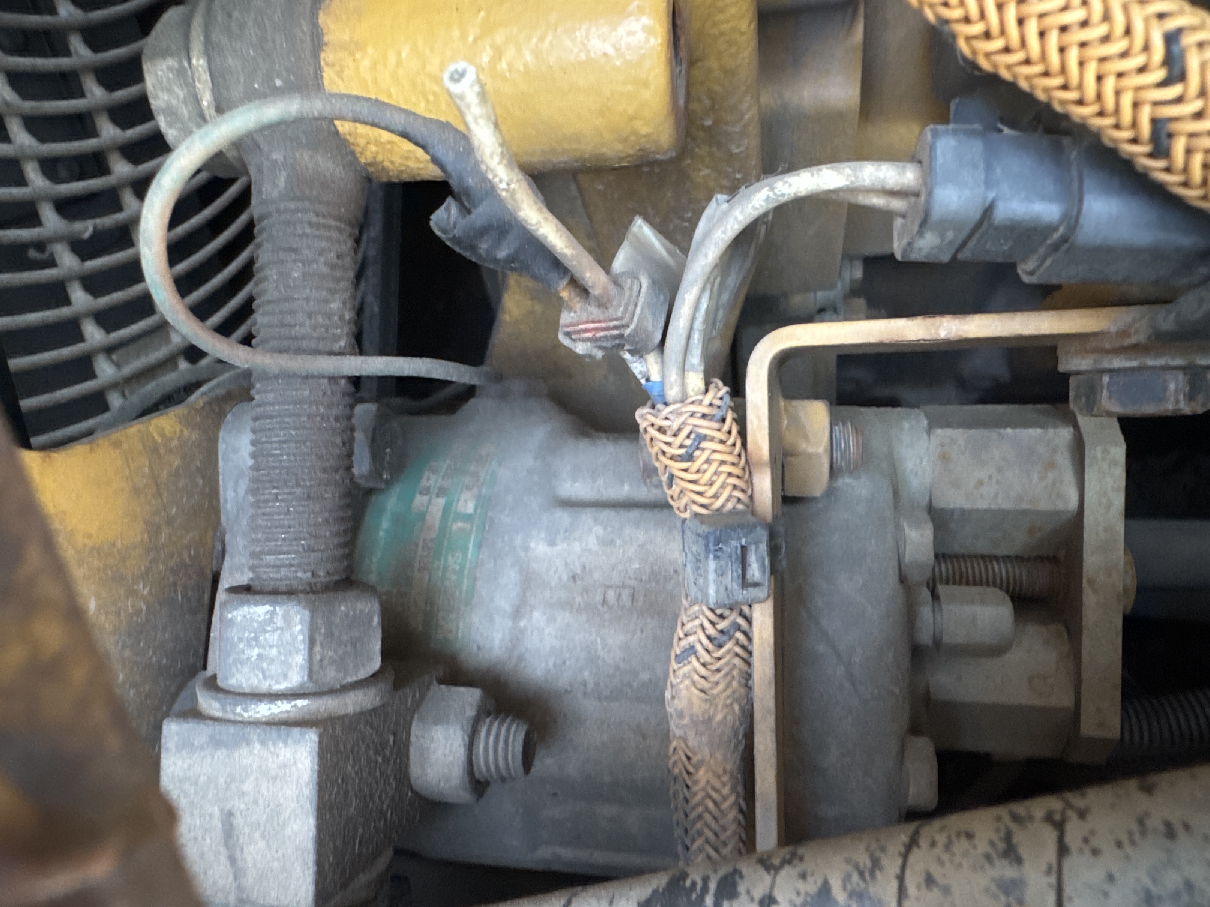 CDB-004-Cat-D6R-2-XL-Crawler-dozers-inspection-Air-conditioning-A/C-compressor-2