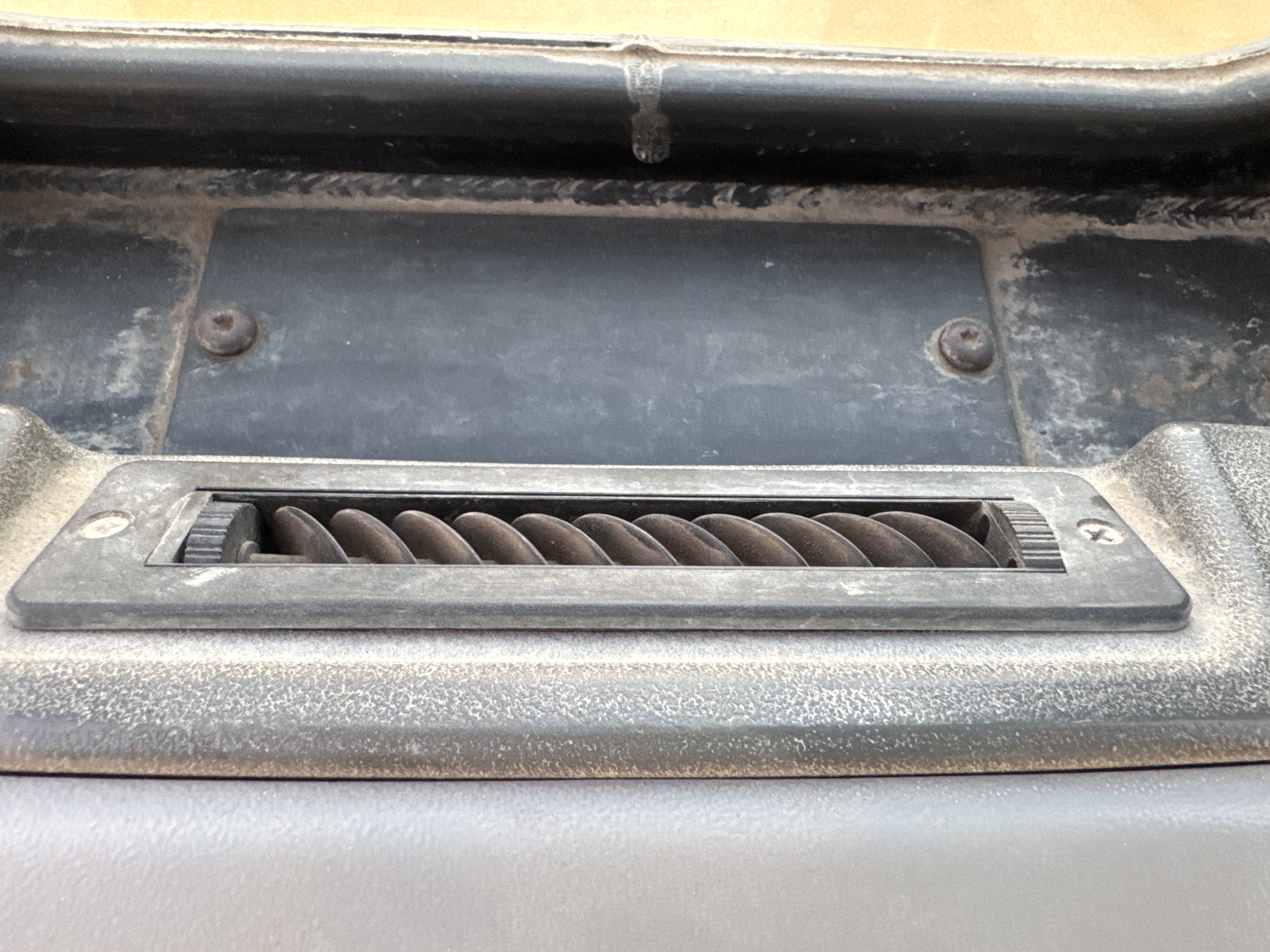 CDB-004-Cat-D6R-2-XL-Crawler-dozers-inspection-Air-conditioning-Vents-and-air-flow-2