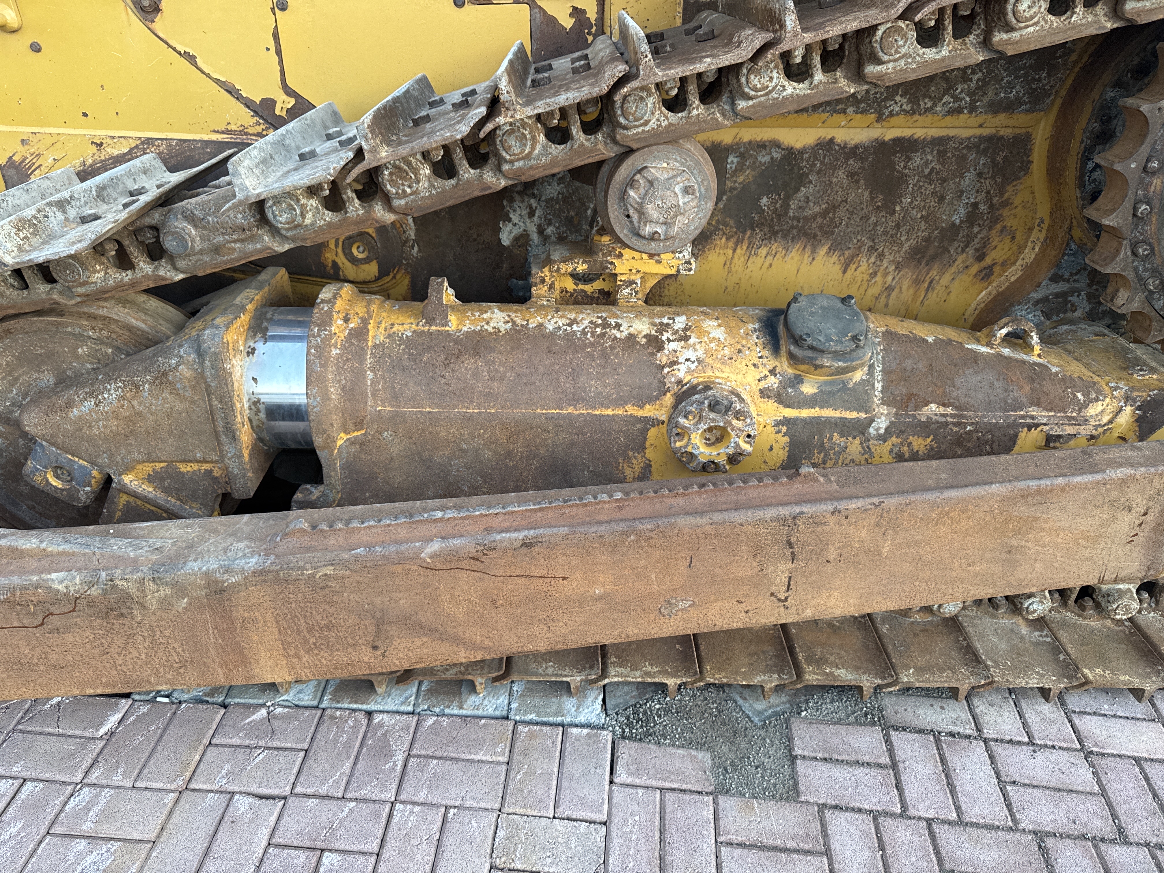 CDB-004-Cat-D6R-2-XL-Crawler-dozers-inspection-Undercarriage-Left-track-tensioner-2
