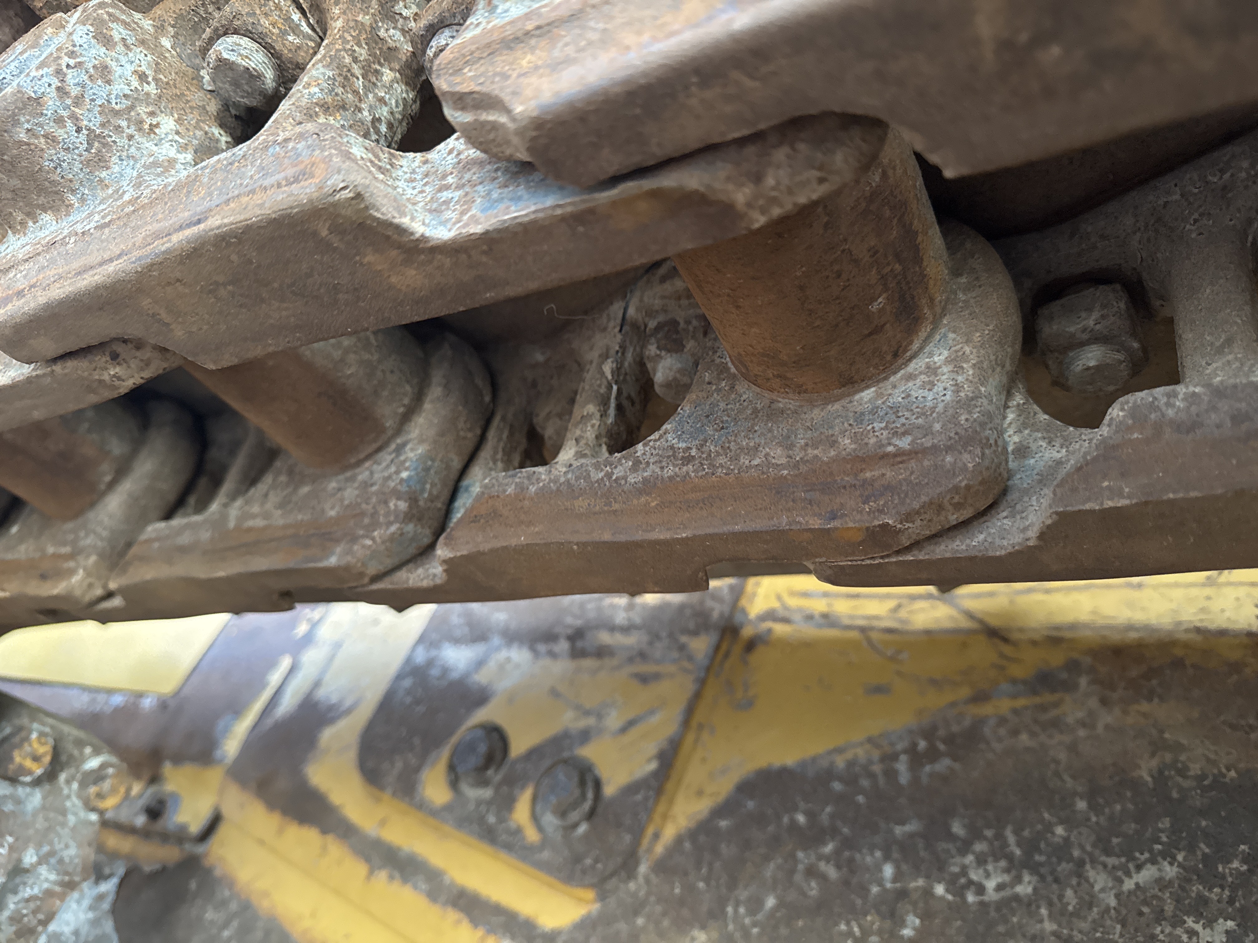 CDB-004-Cat-D6R-2-XL-Crawler-dozers-inspection-Undercarriage-Left-track-rollers-2