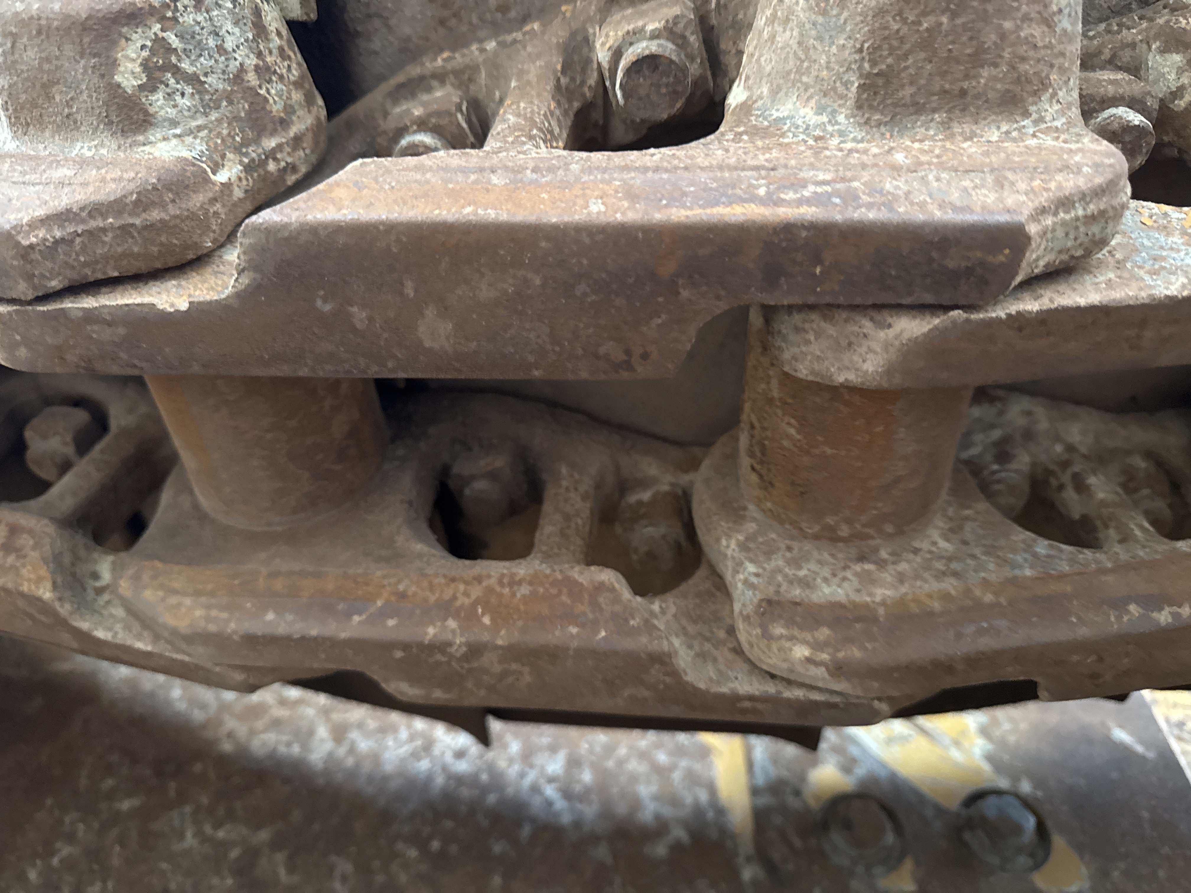 CDB-004-Cat-D6R-2-XL-Crawler-dozers-inspection-Undercarriage-Right-track-rollers-2