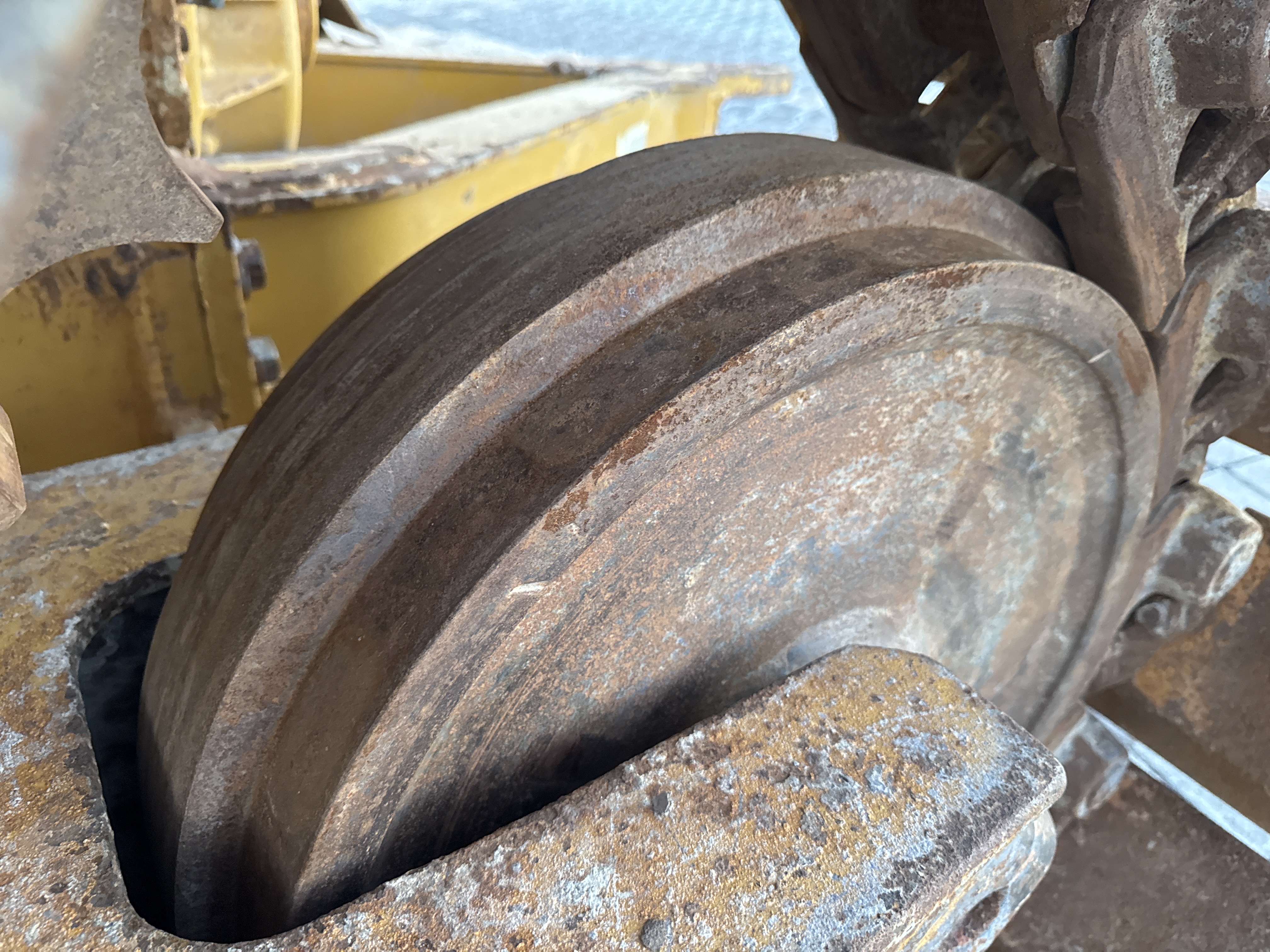 CDB-004-Cat-D6R-2-XL-Crawler-dozers-inspection-Undercarriage-Left-rear-idler-2