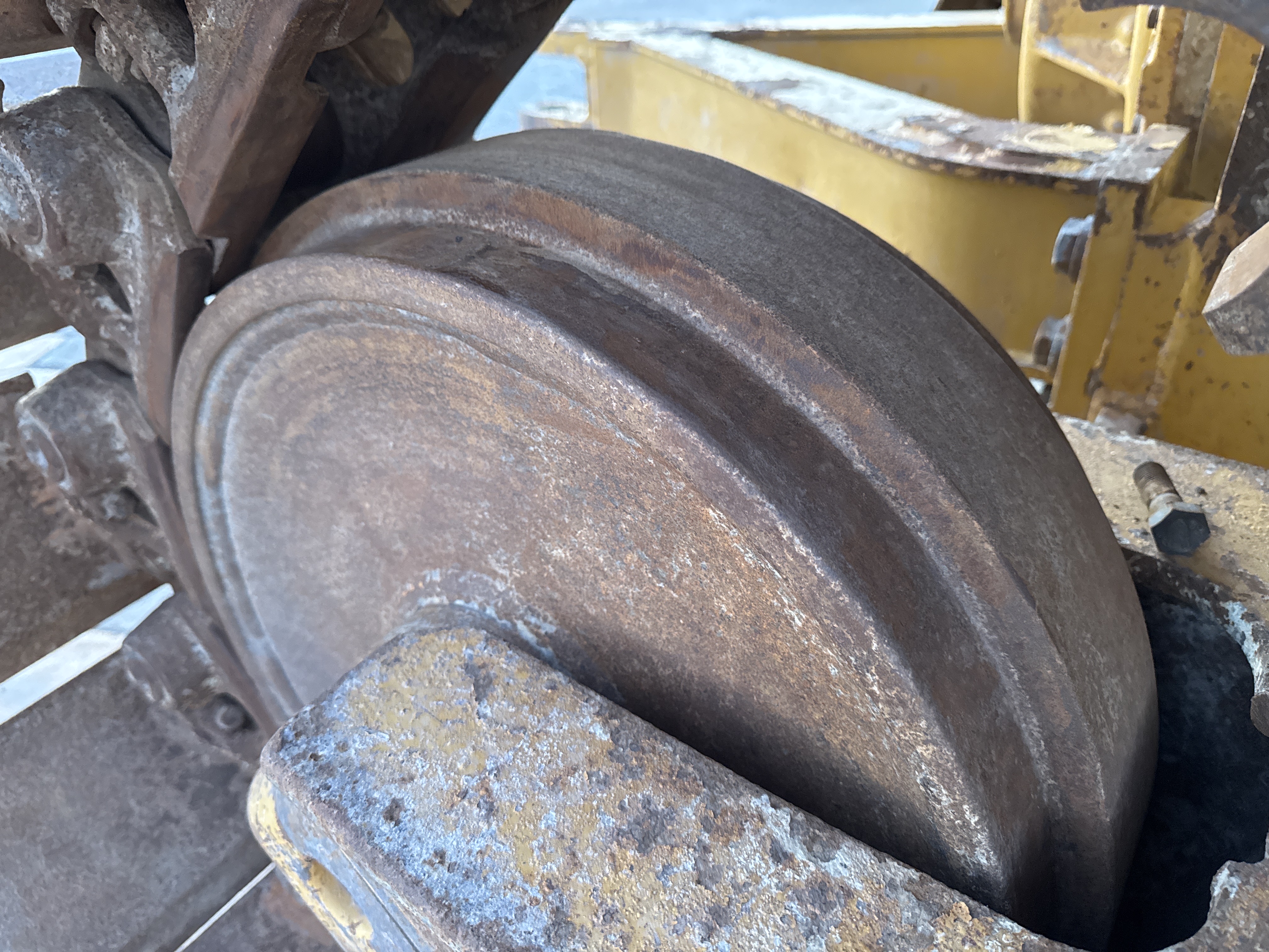 CDB-004-Cat-D6R-2-XL-Crawler-dozers-inspection-Undercarriage-Right-rear-idler-2