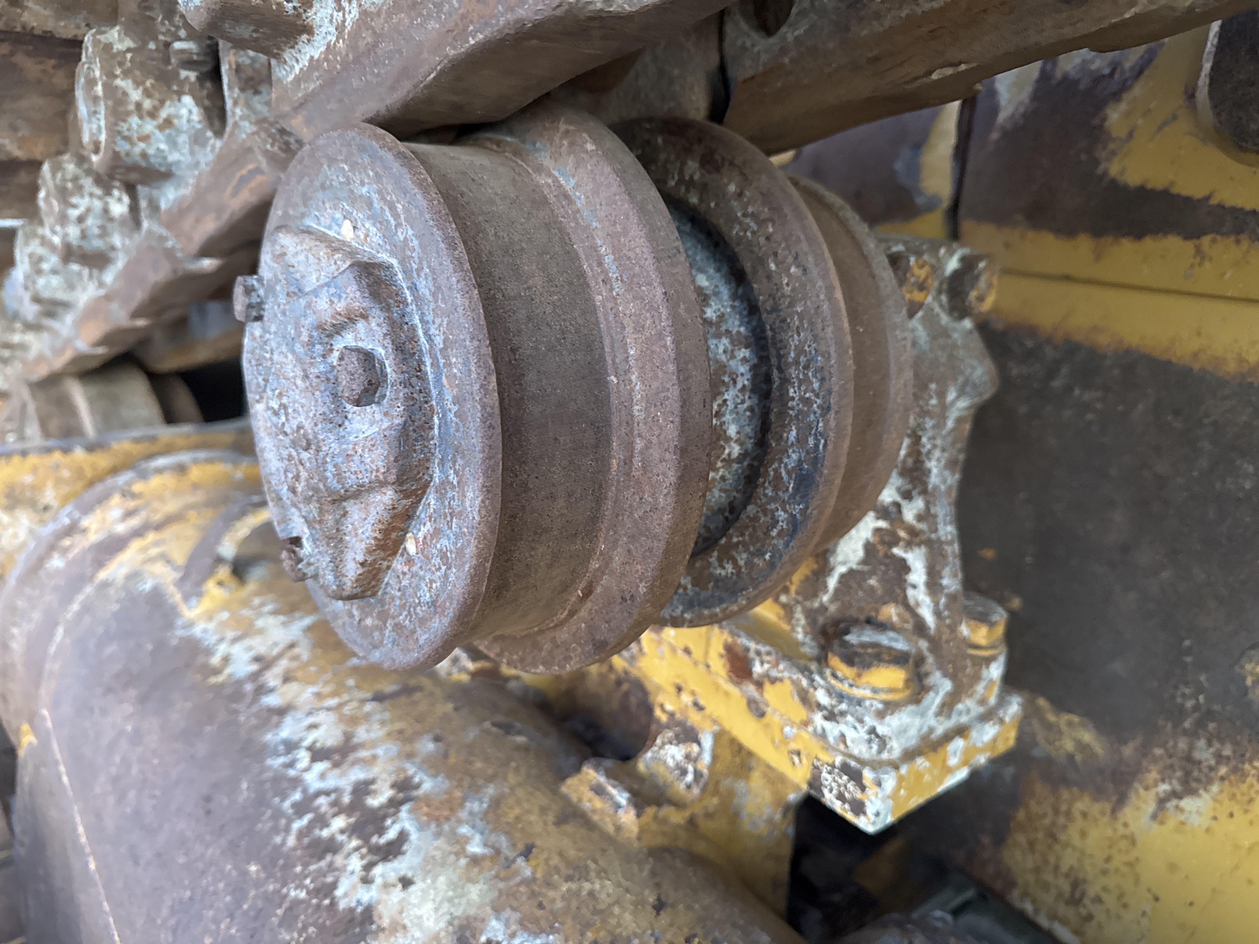 CDB-004-Cat-D6R-2-XL-Crawler-dozers-inspection-Undercarriage-Left-carrier-rollers-2