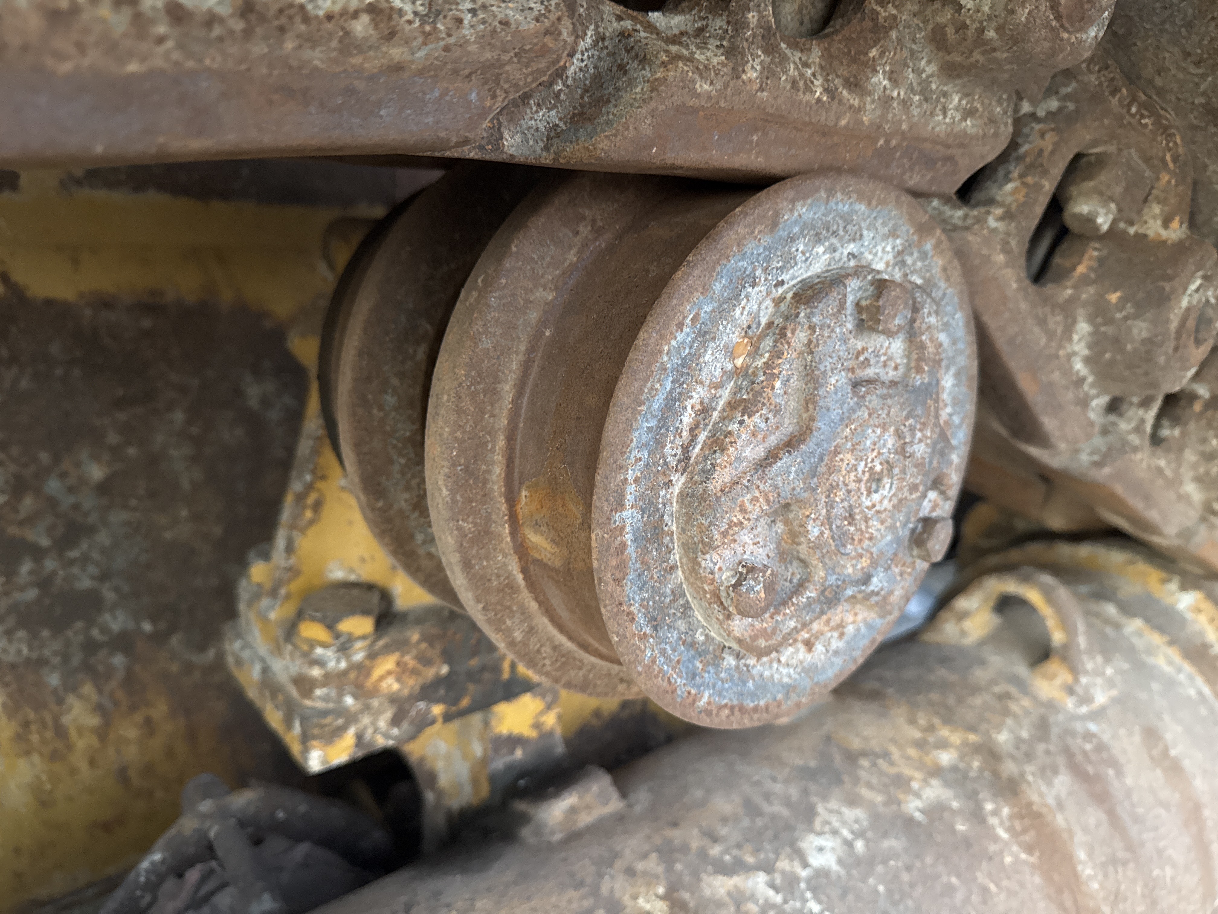 CDB-004-Cat-D6R-2-XL-Crawler-dozers-inspection-Undercarriage-Right-carrier-rollers-2