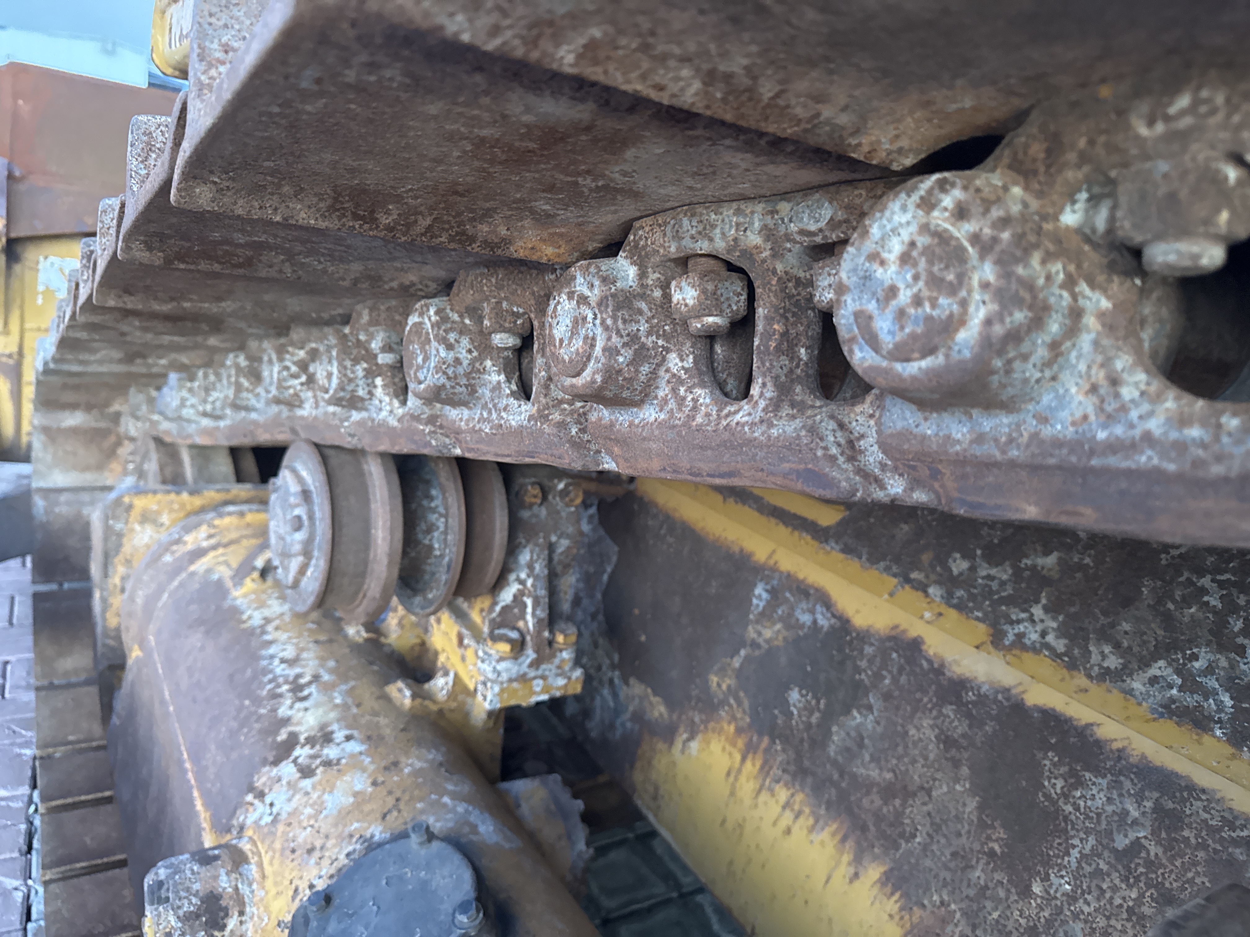 CDB-004-Cat-D6R-2-XL-Crawler-dozers-inspection-Undercarriage-Left-track-chain-2