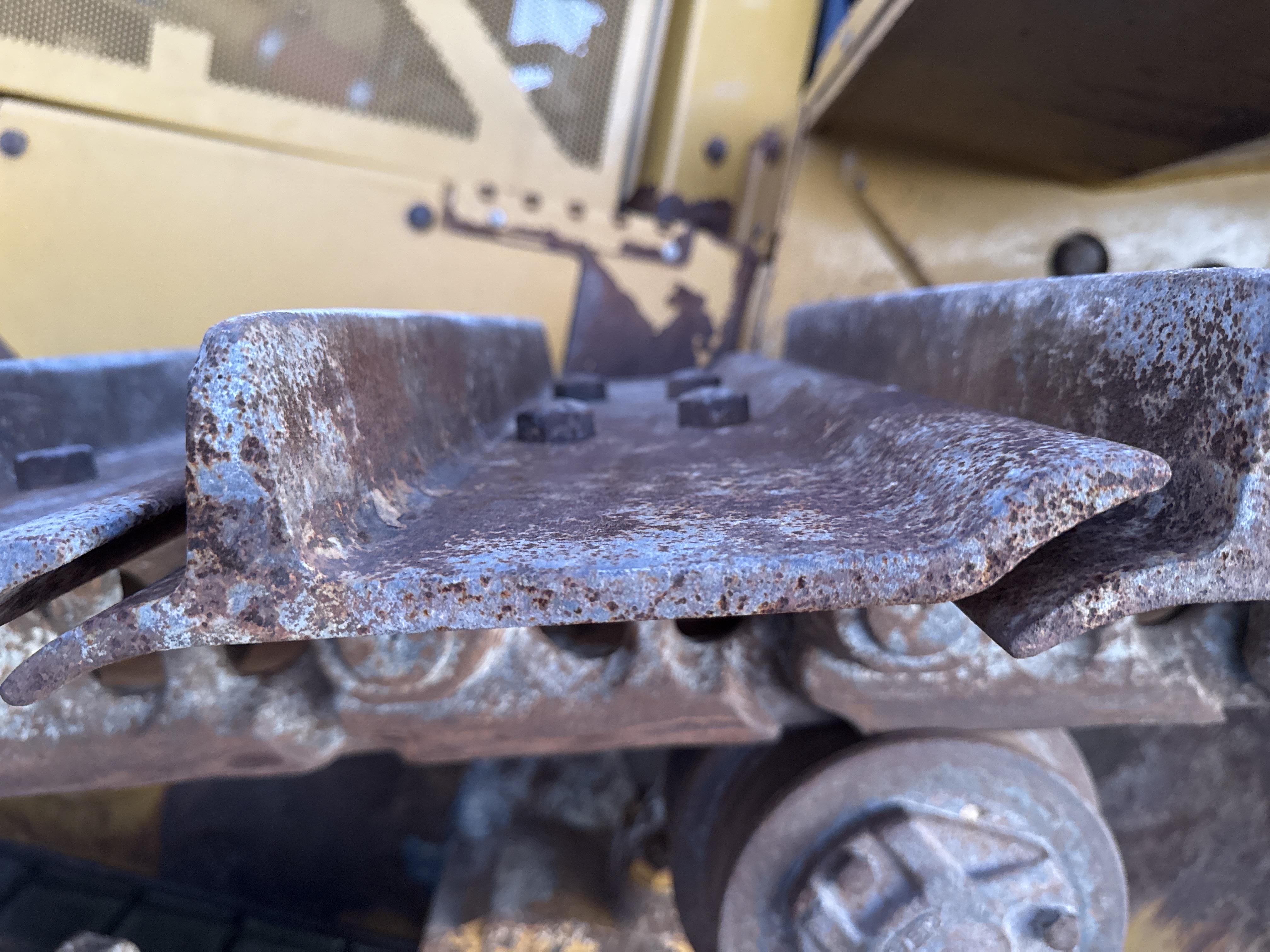 CDB-004-Cat-D6R-2-XL-Crawler-dozers-inspection-Undercarriage-Left-track-shoes-2