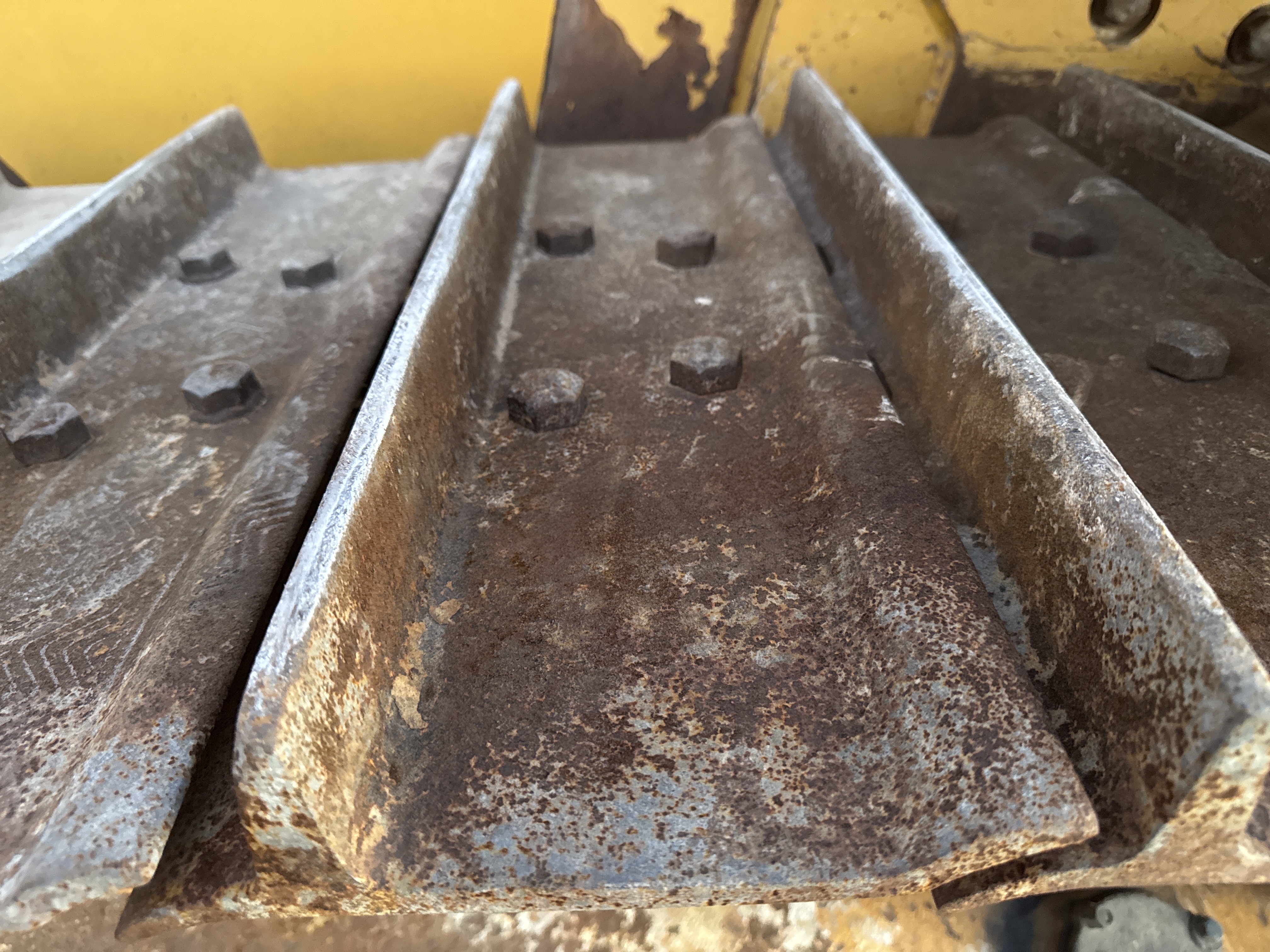 CDB-004-Cat-D6R-2-XL-Crawler-dozers-inspection-Undercarriage-Left-track-shoes-2