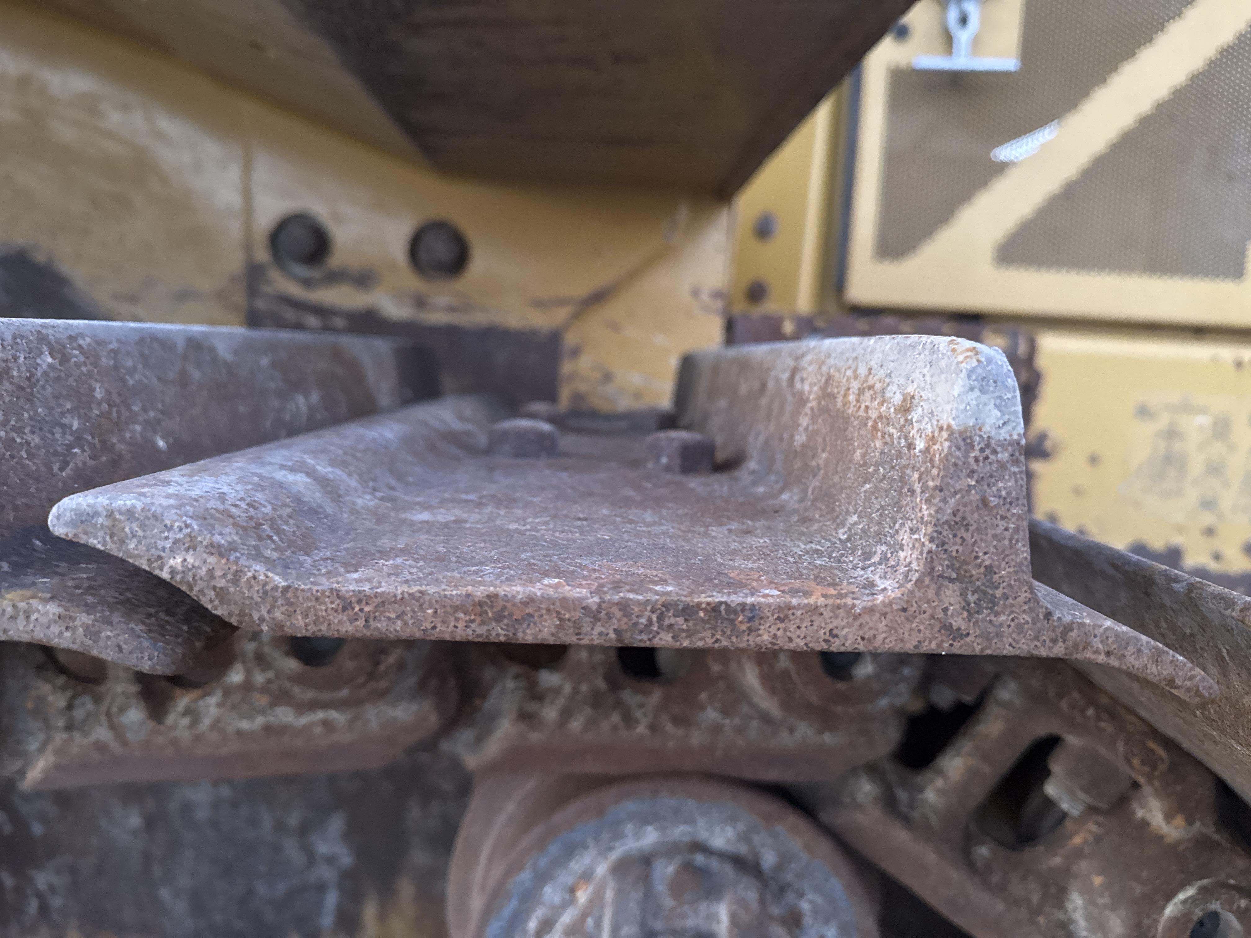 CDB-004-Cat-D6R-2-XL-Crawler-dozers-inspection-Undercarriage-Right-track-shoes-2