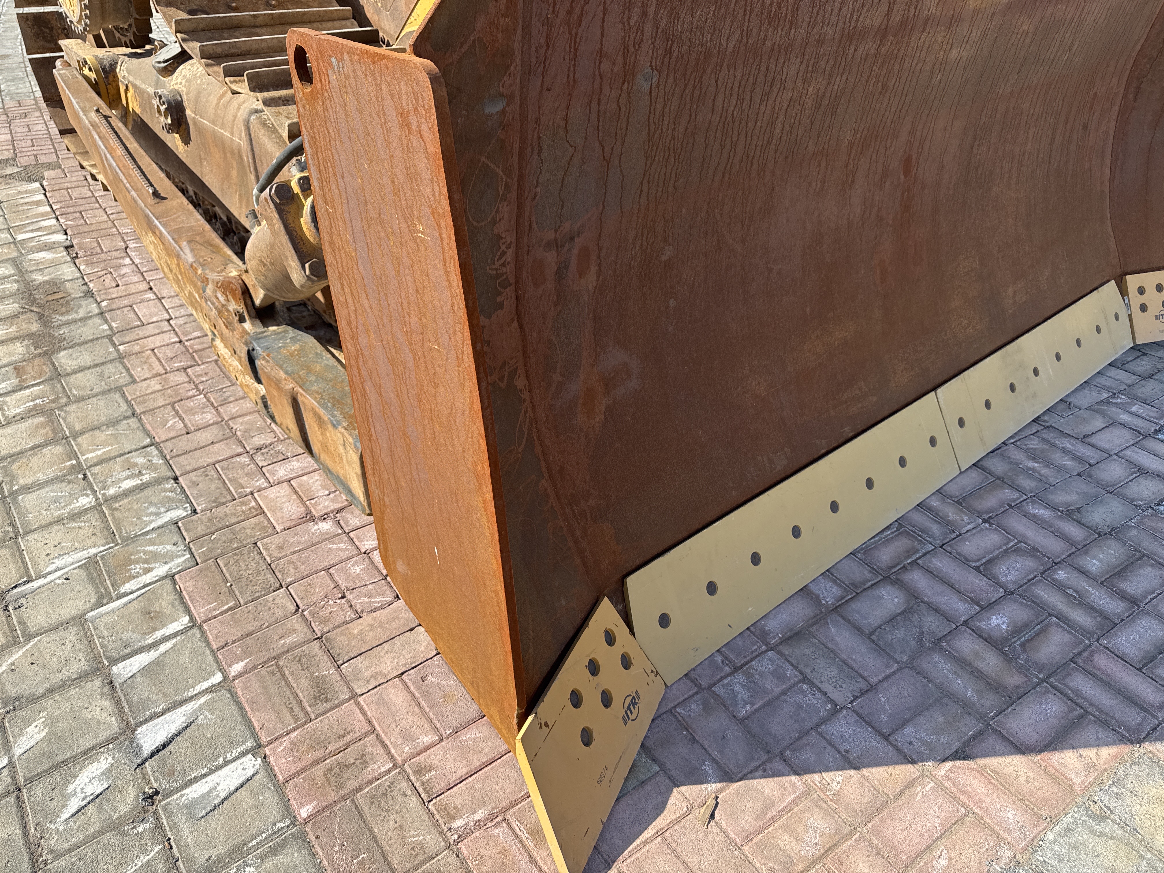 CDB-004-Cat-D6R-2-XL-Crawler-dozers-inspection-Attachment-Dozer-blade-cutting-edge-2
