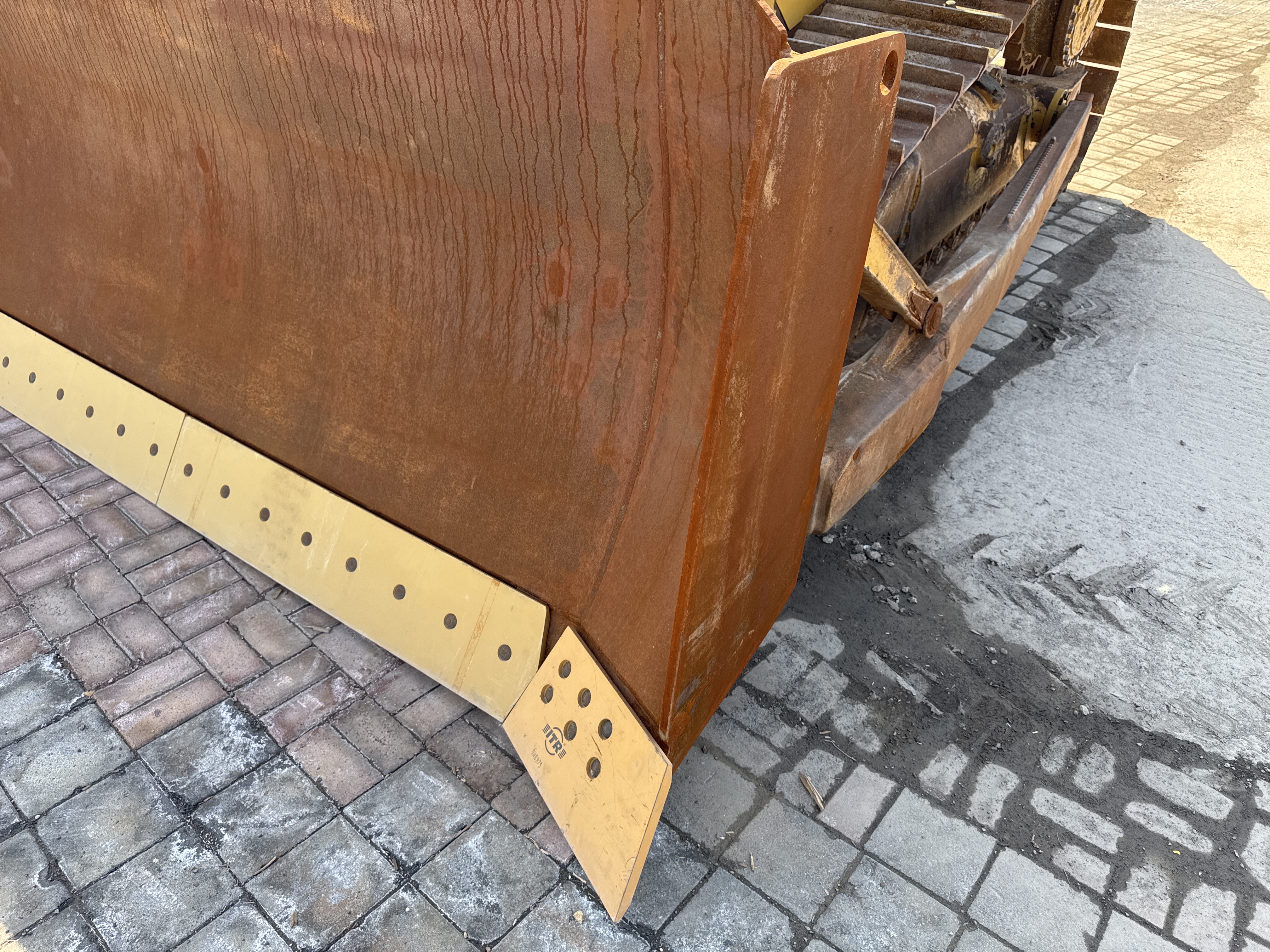 CDB-004-Cat-D6R-2-XL-Crawler-dozers-inspection-Attachment-Dozer-blade-cutting-edge-2