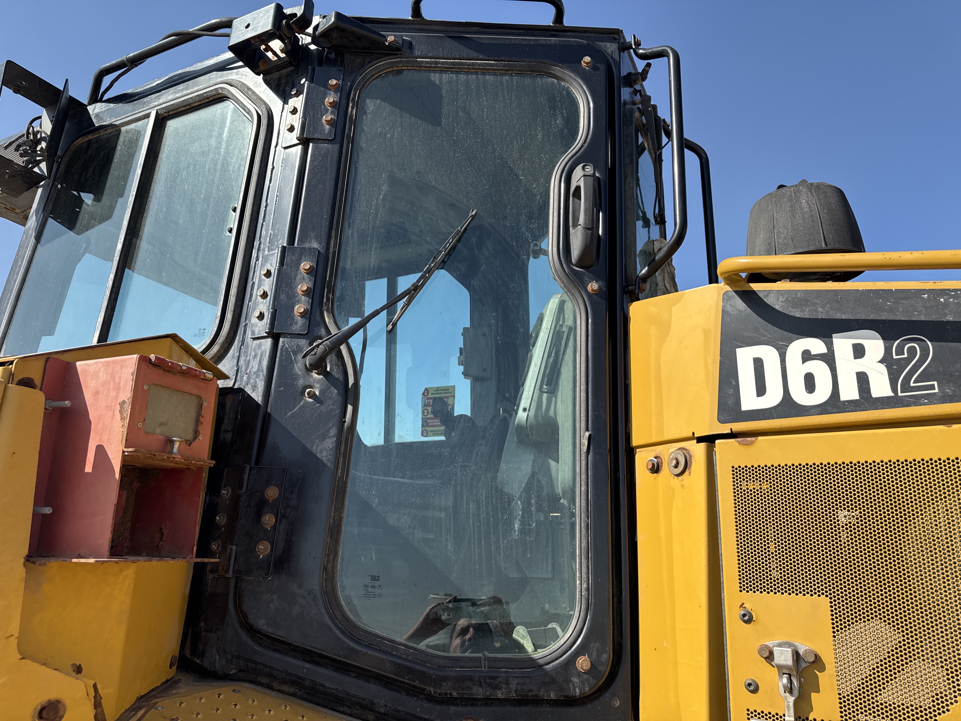 CDB-004-Cat-D6R-2-XL-Crawler-dozers-inspection-Safety-Glass-2