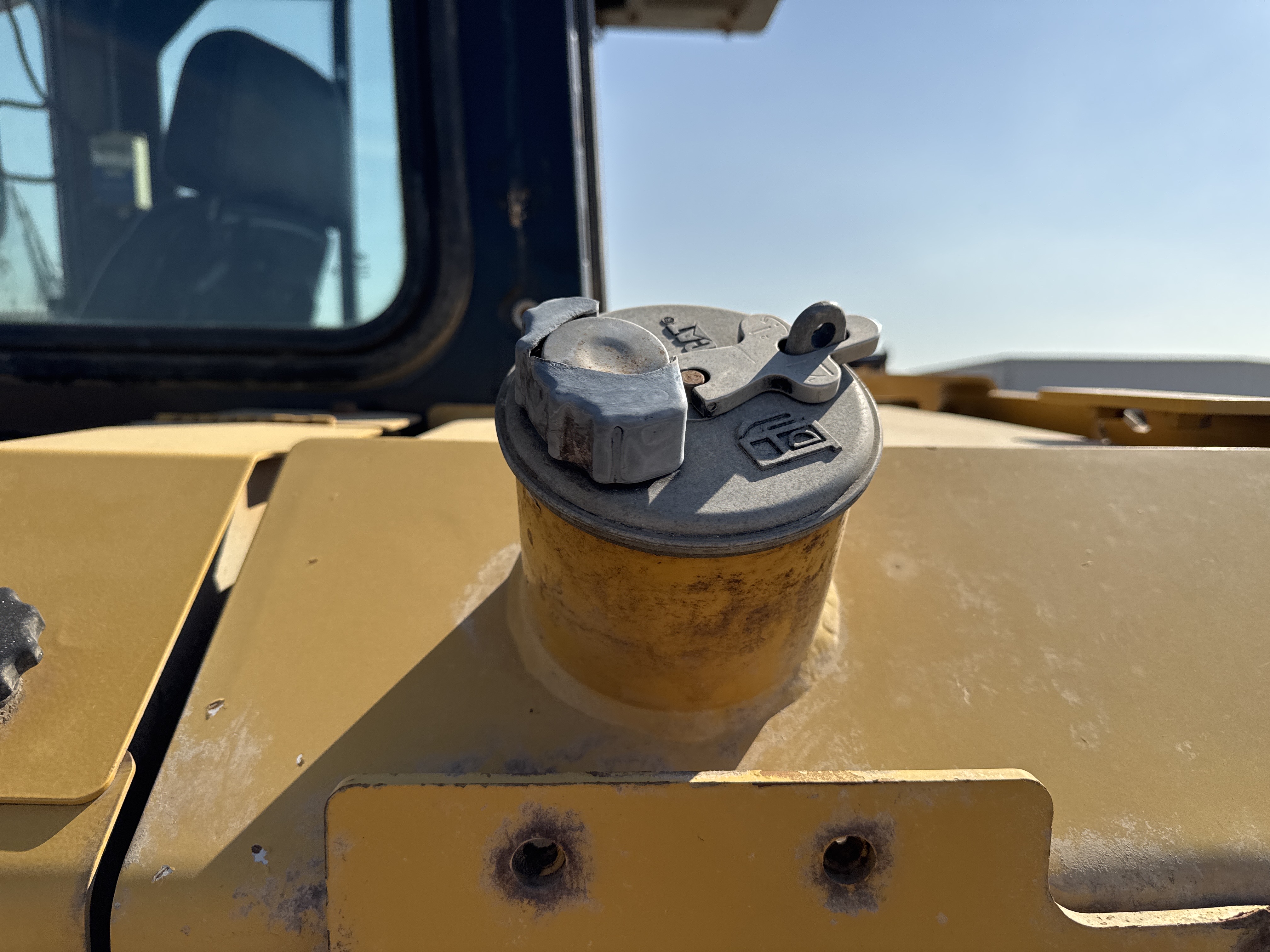 CDB-004-Cat-D6R-2-XL-Crawler-dozers-inspection-Engine-Fuel-tank-2