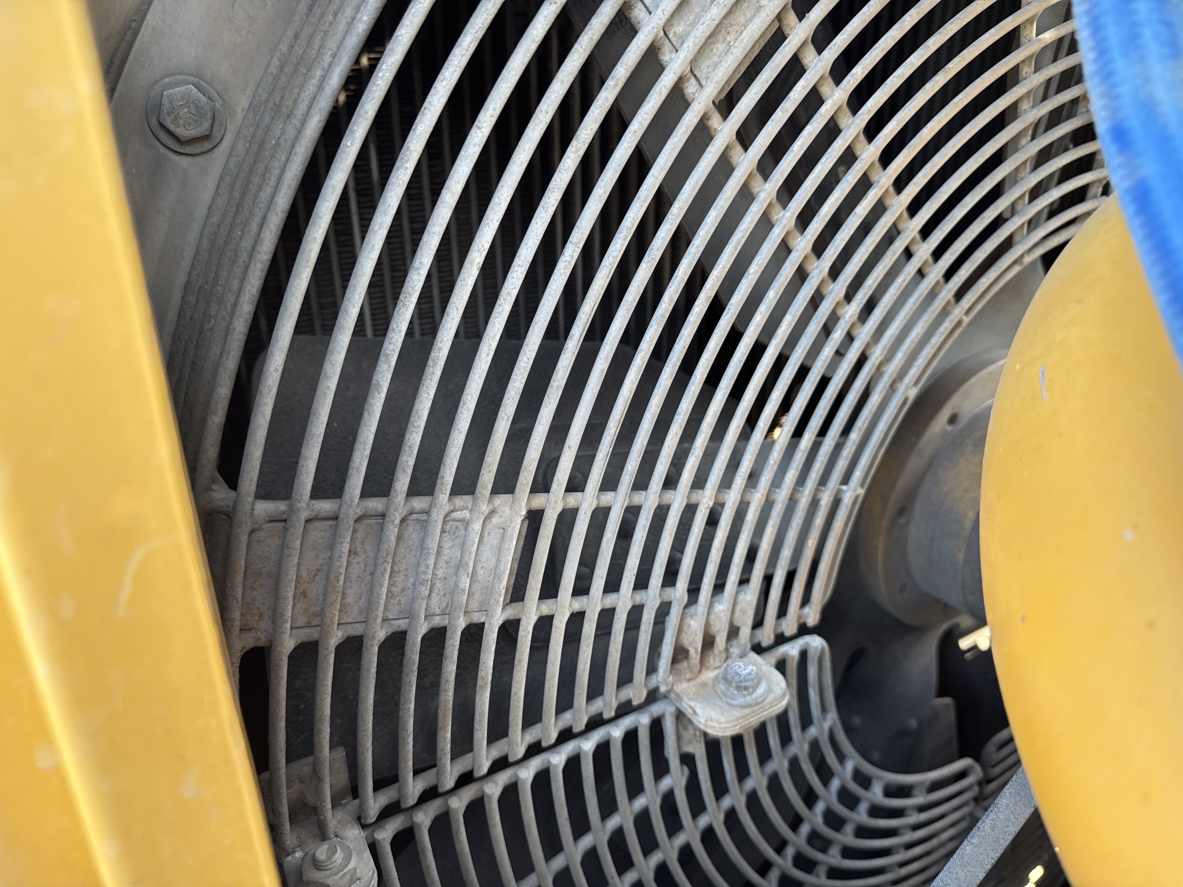 CDB-004-Cat-D6R-2-XL-Crawler-dozers-inspection-Engine-Cooling-fan-and-fan-guard-2