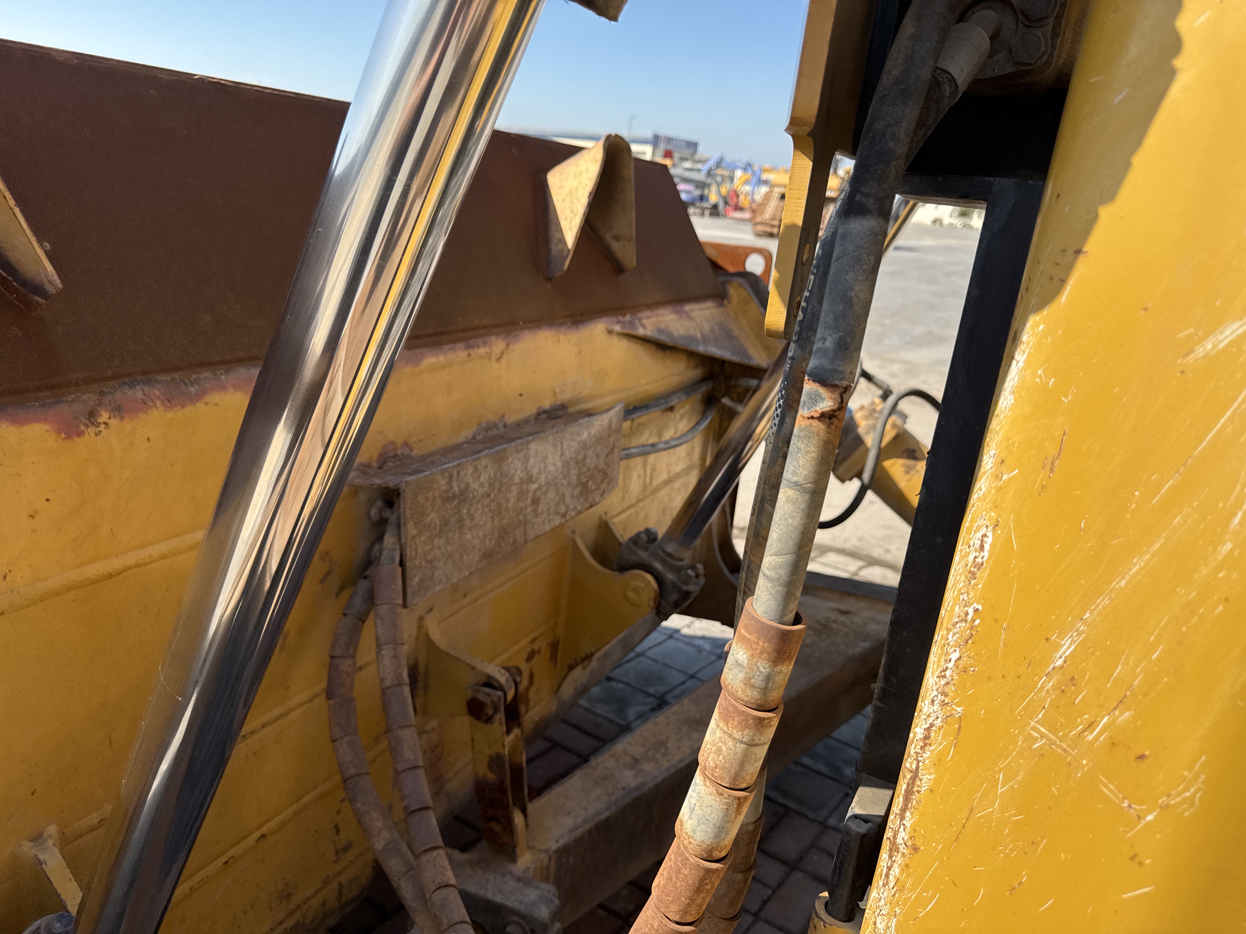 CDB-004-Cat-D6R-2-XL-Crawler-dozers-inspection-Hydraulics-Hydraulic-hoses-and-lines-2