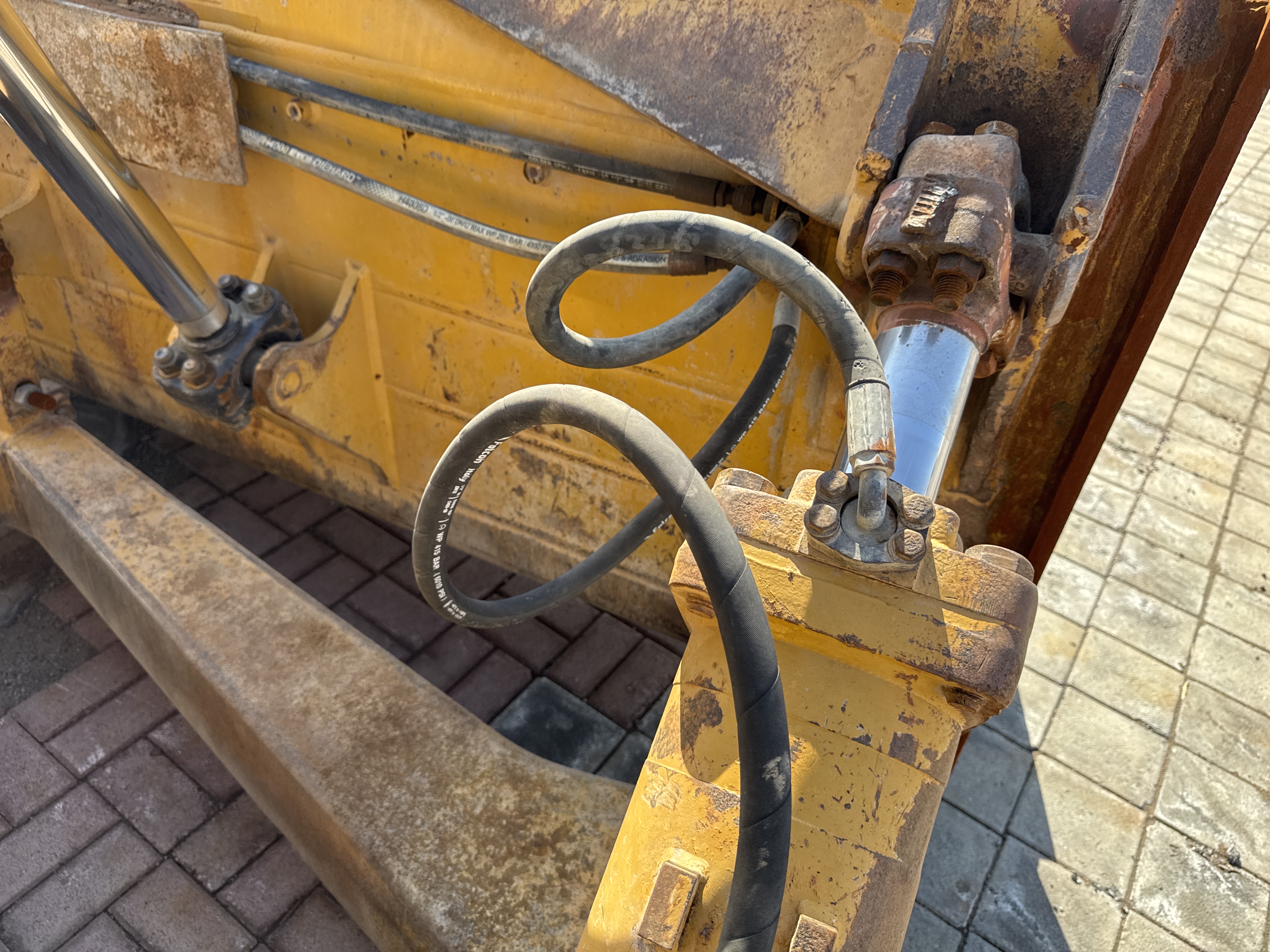 CDB-004-Cat-D6R-2-XL-Crawler-dozers-inspection-Hydraulics-Hydraulic-hoses-and-lines-2