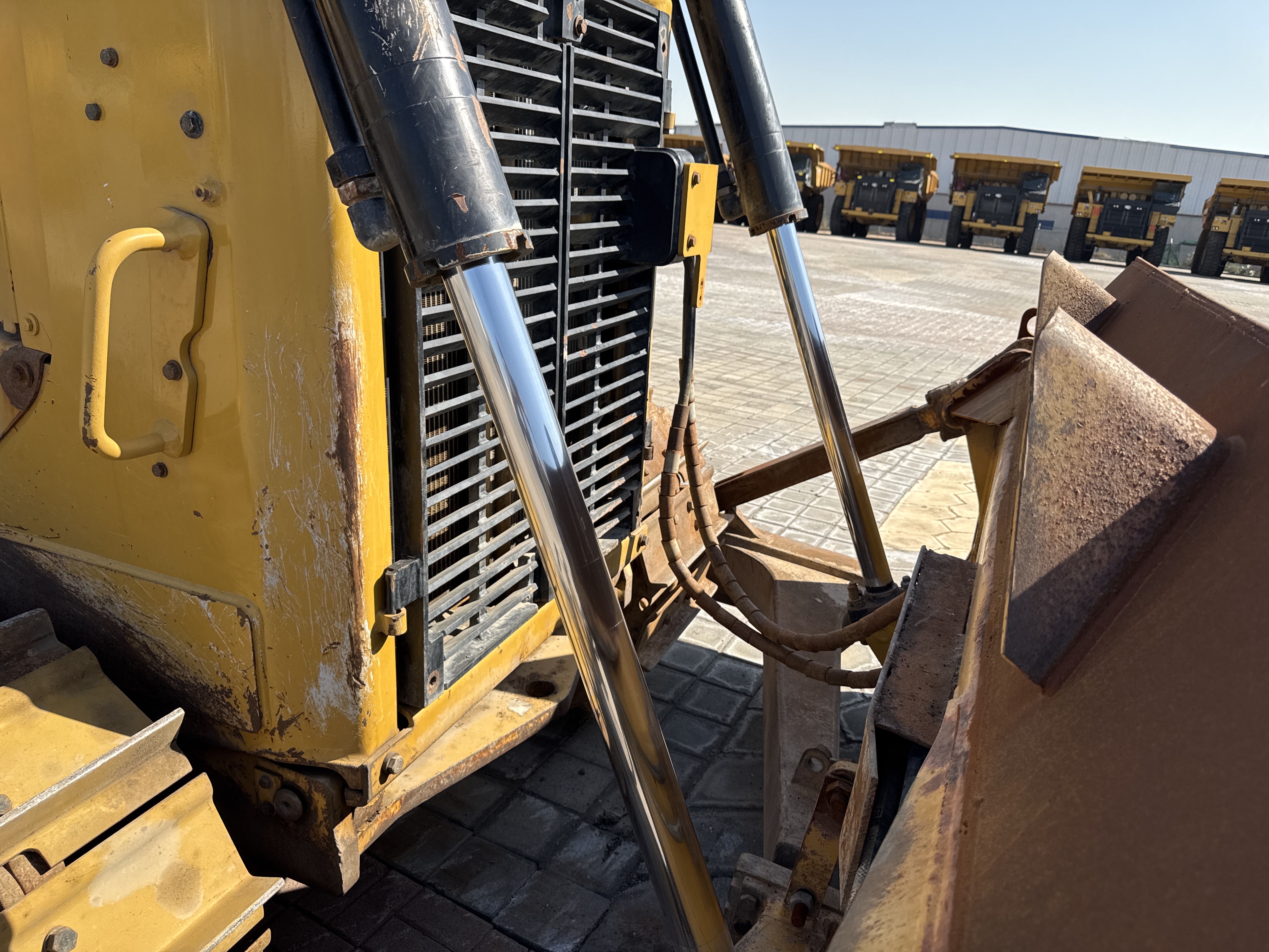 CDB-004-Cat-D6R-2-XL-Crawler-dozers-inspection-Hydraulics-Blade-lift-cylinders-2
