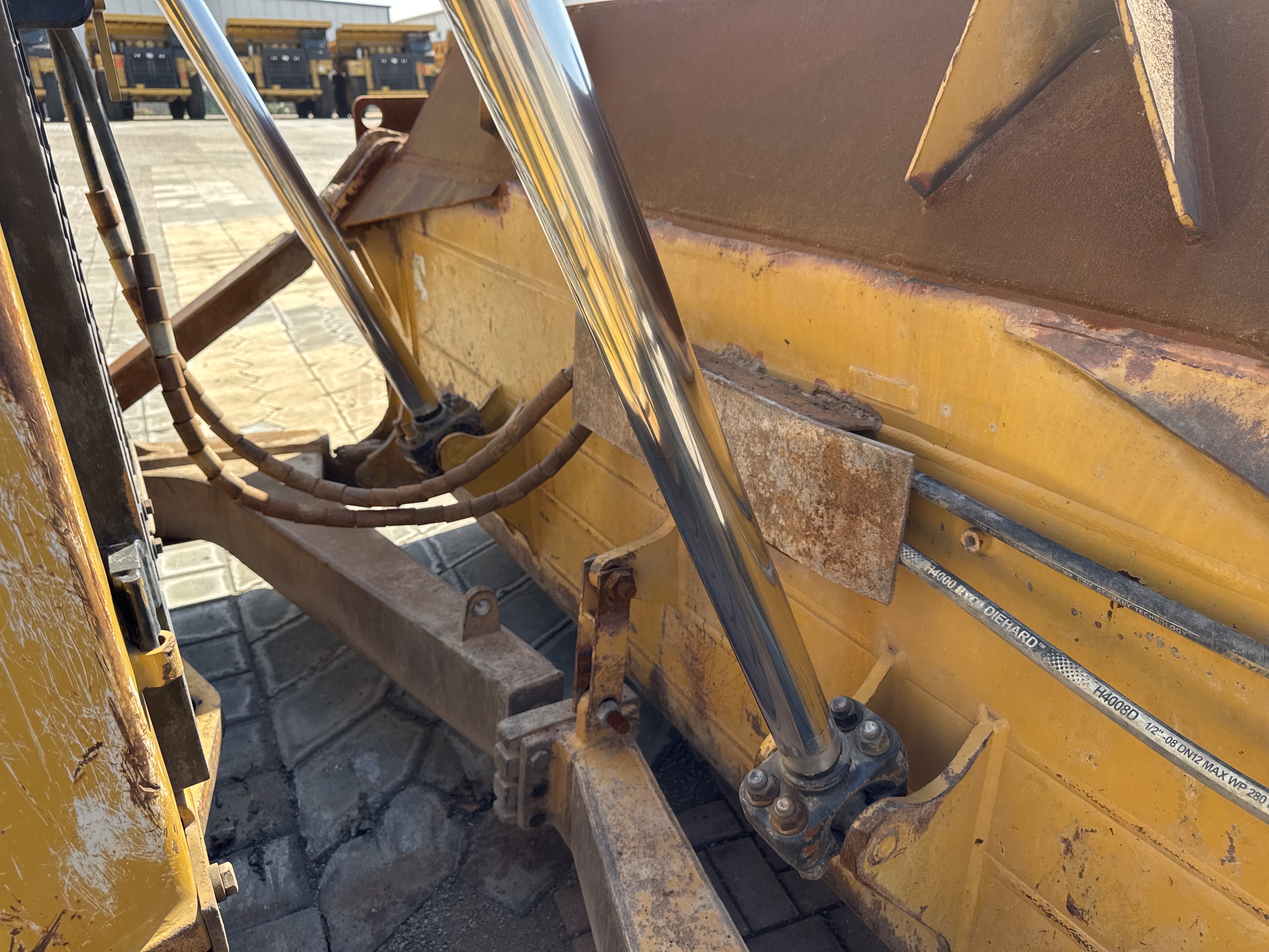 CDB-004-Cat-D6R-2-XL-Crawler-dozers-inspection-Hydraulics-Blade-lift-cylinders-2
