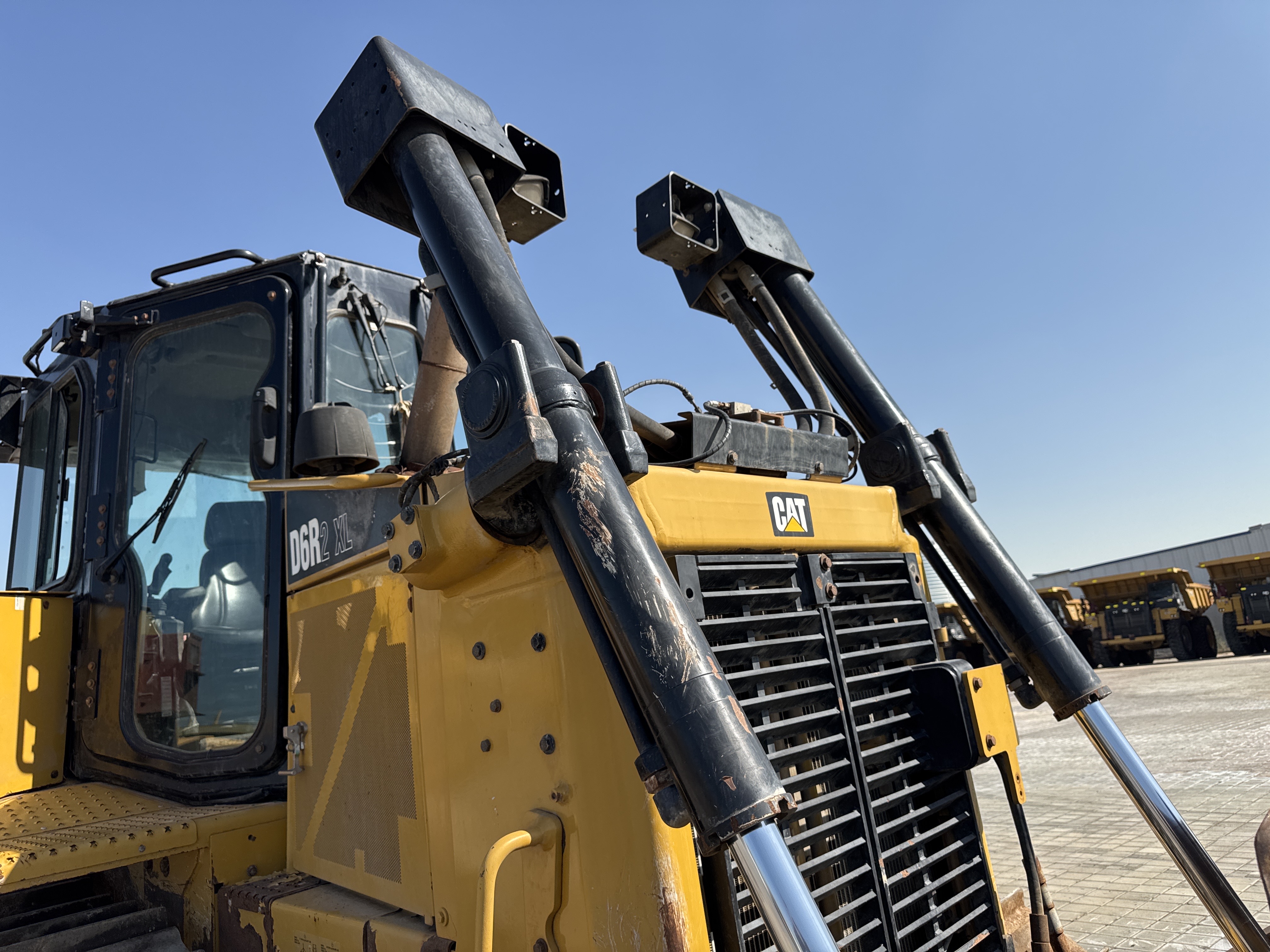 CDB-004-Cat-D6R-2-XL-Crawler-dozers-inspection-Hydraulics-Blade-lift-cylinders-2