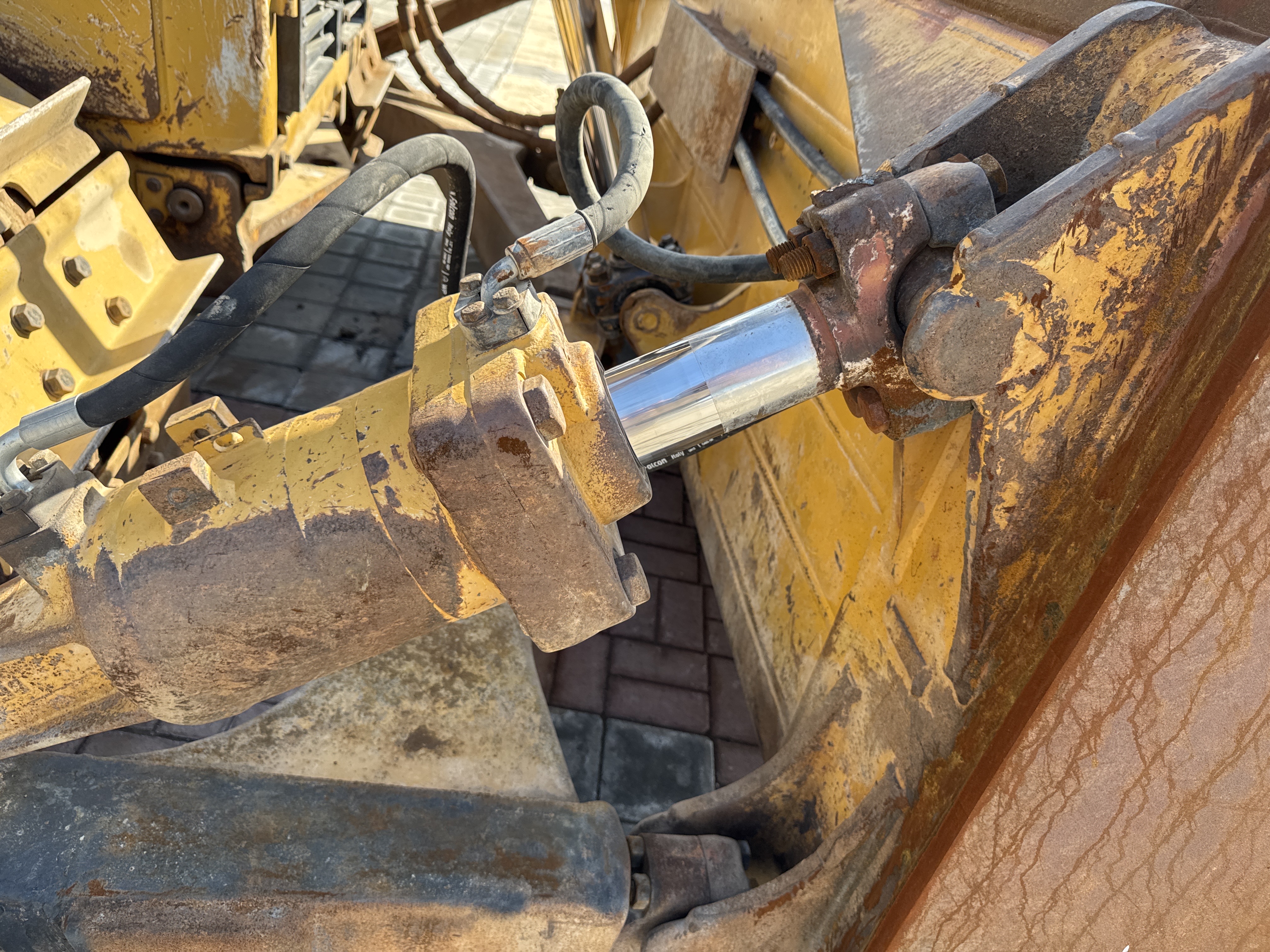 CDB-004-Cat-D6R-2-XL-Crawler-dozers-inspection-Hydraulics-Blade-tilt-cylinders-2