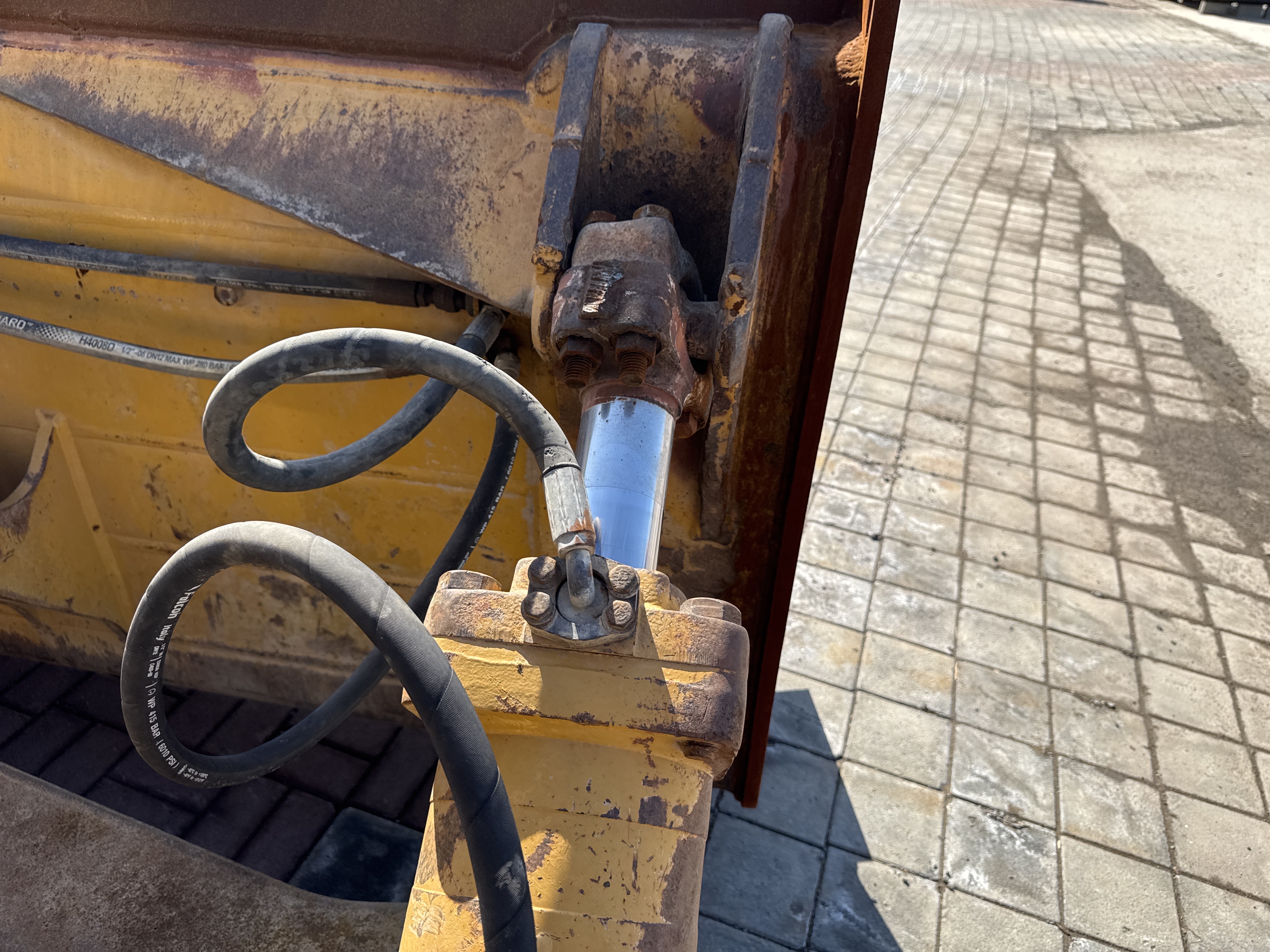 CDB-004-Cat-D6R-2-XL-Crawler-dozers-inspection-Hydraulics-Blade-tilt-cylinders-2