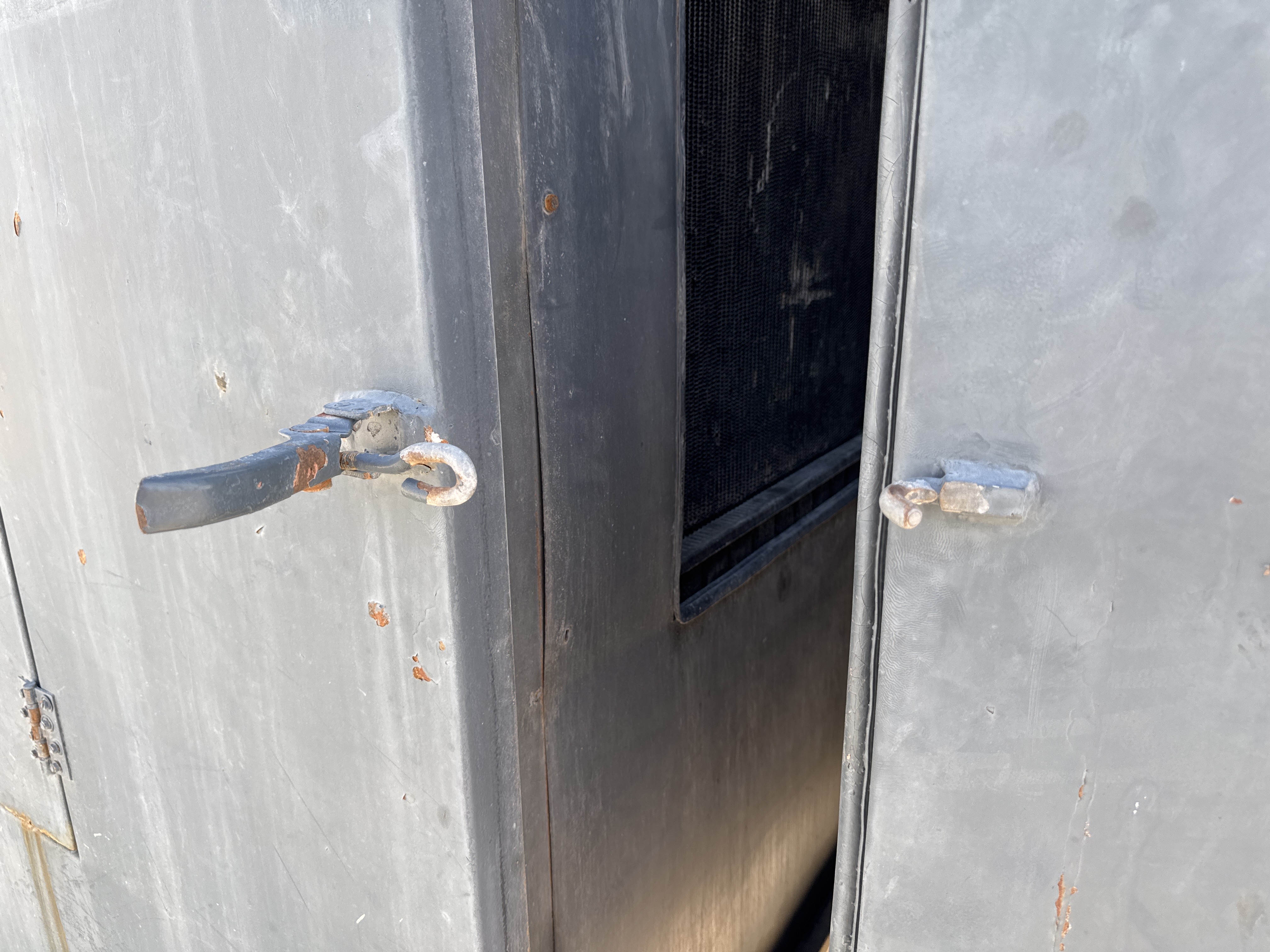 SGG-001-Perkins-200-KVA-Stationary-generators-inspection-Structure-Door-handles-2