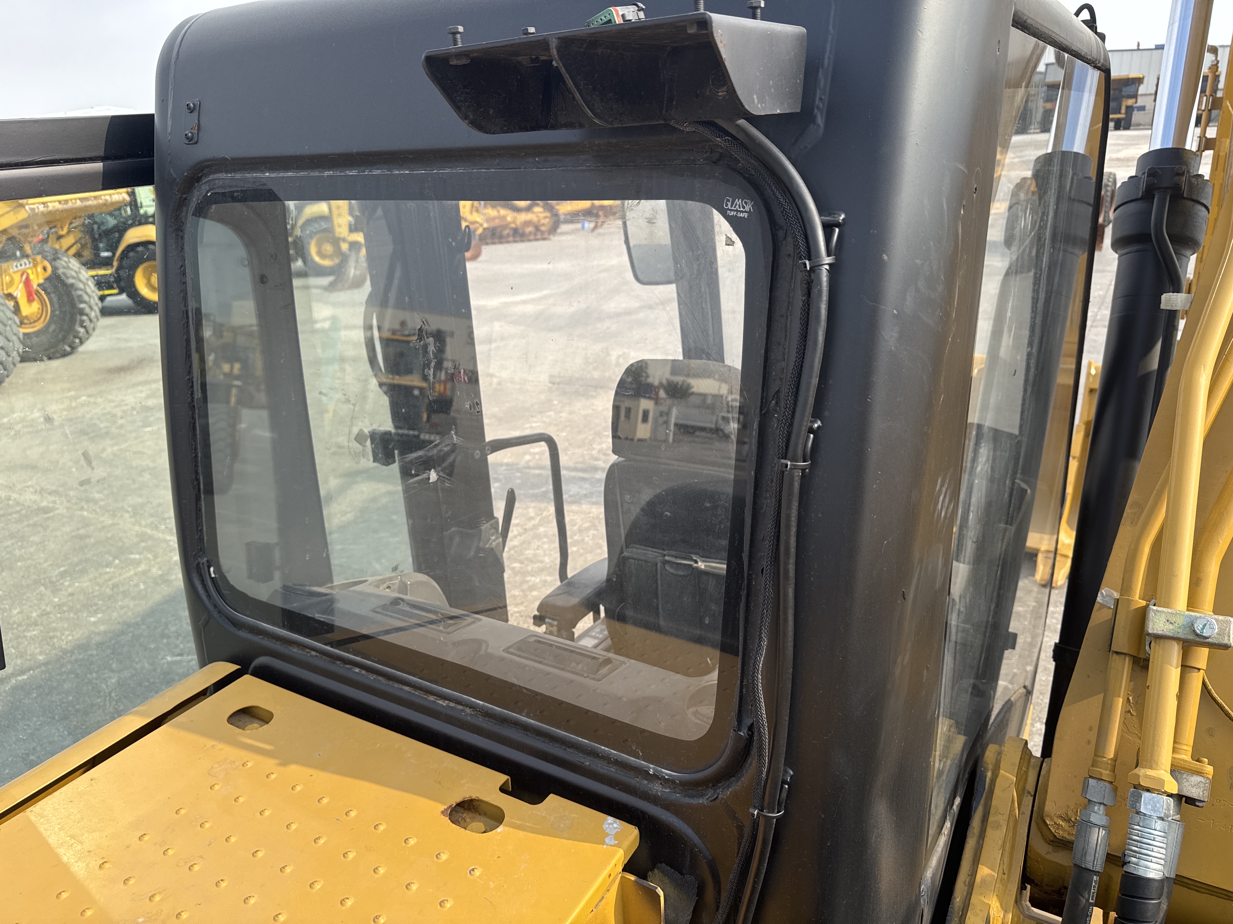 MDX-013-Cat-323D3-Medium-excavators-inspection-Safety-Glass-2