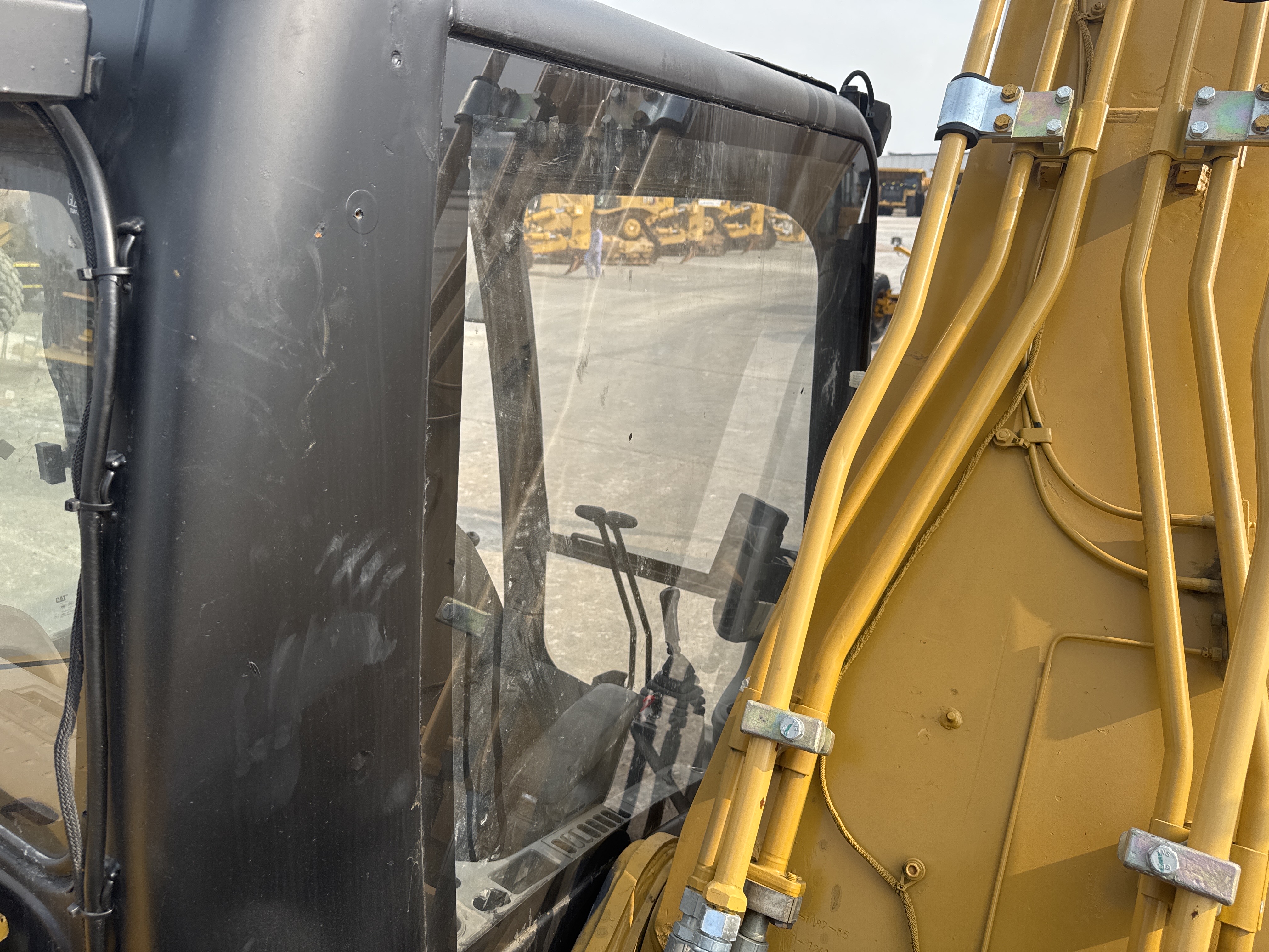 MDX-013-Cat-323D3-Medium-excavators-inspection-Safety-Glass-2