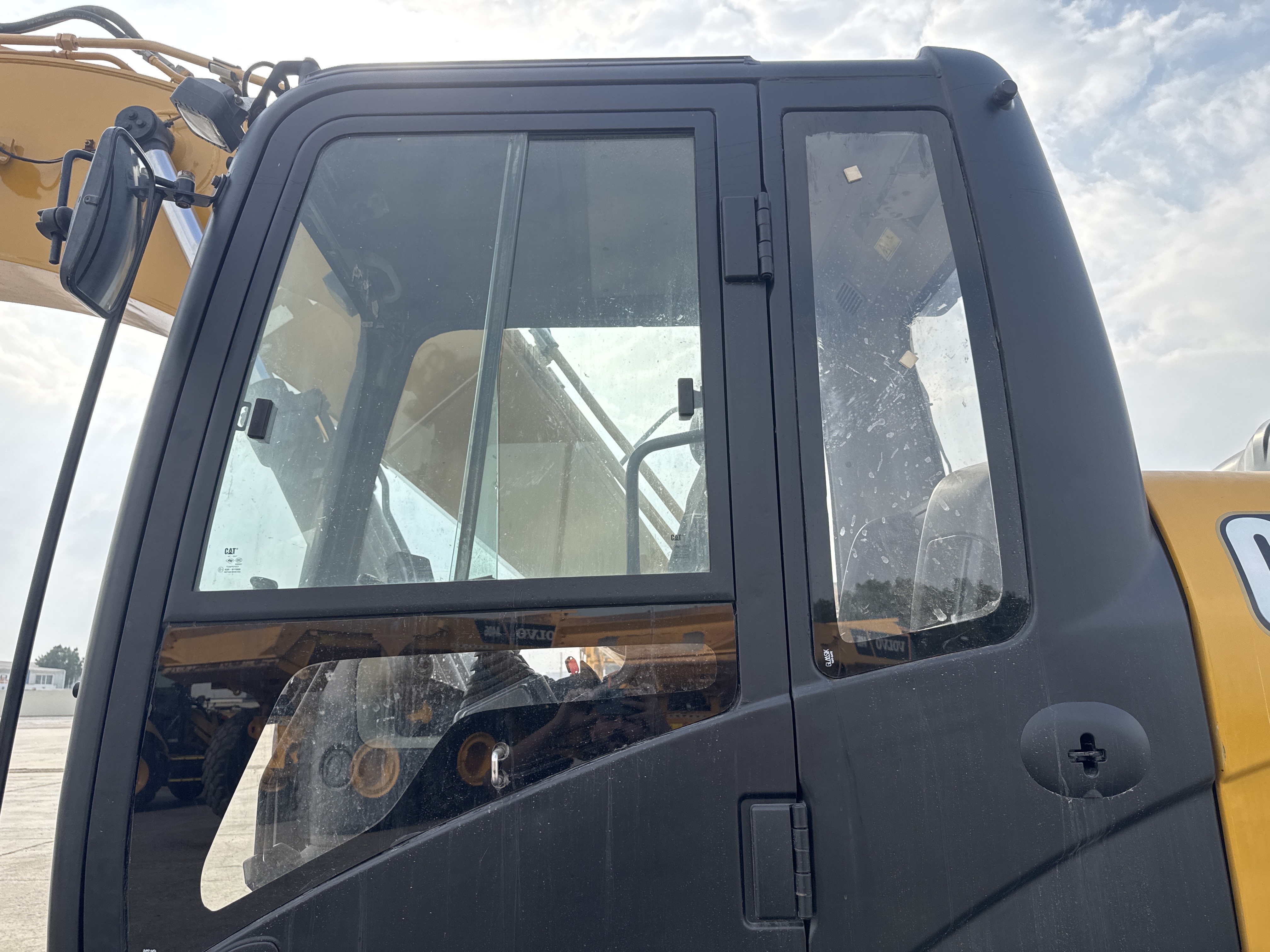MDX-013-Cat-323D3-Medium-excavators-inspection-Safety-Glass-3