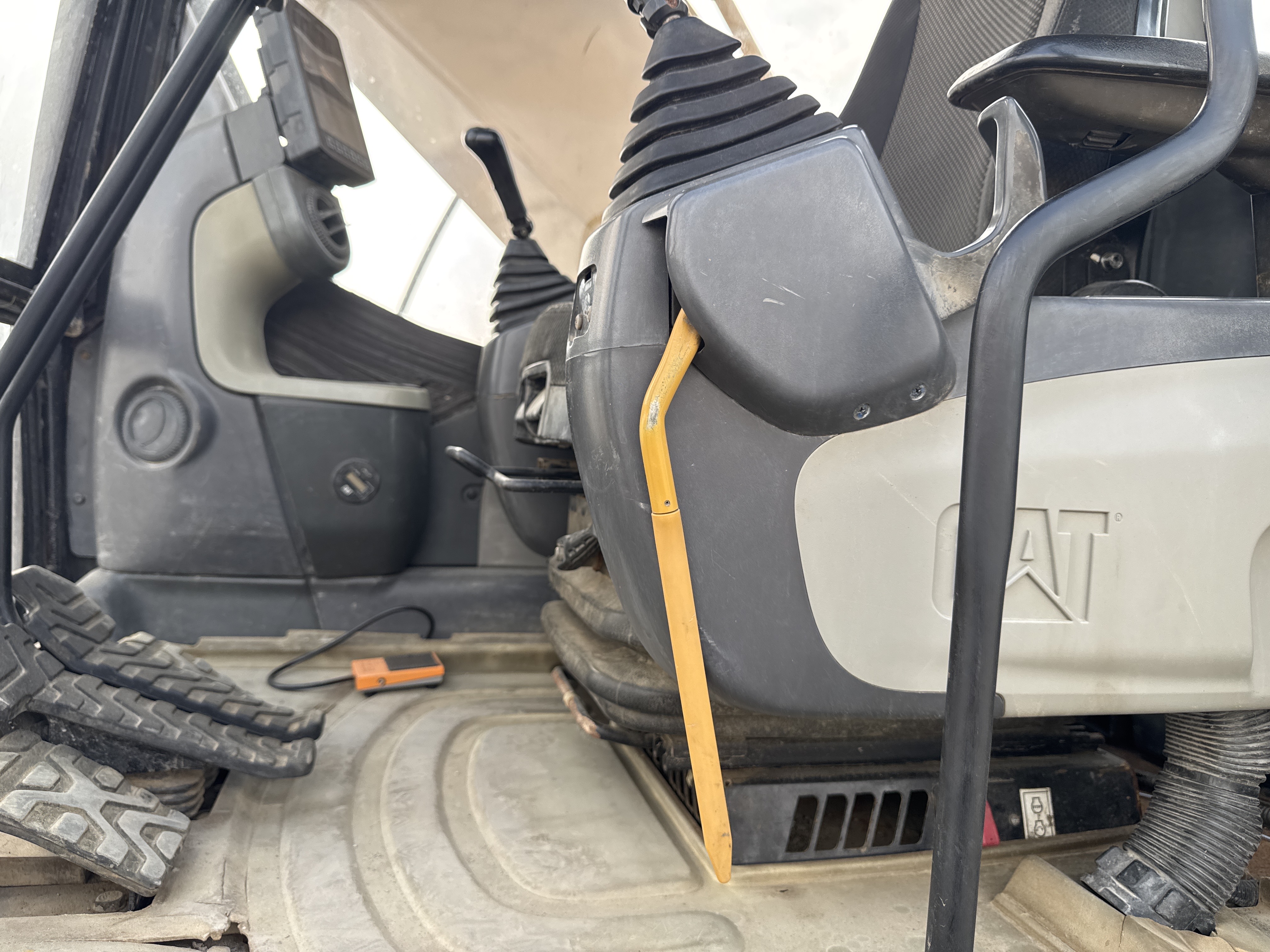 MDX-013-Cat-323D3-Medium-excavators-inspection-Safety-Hydraulic-safety-lock-2