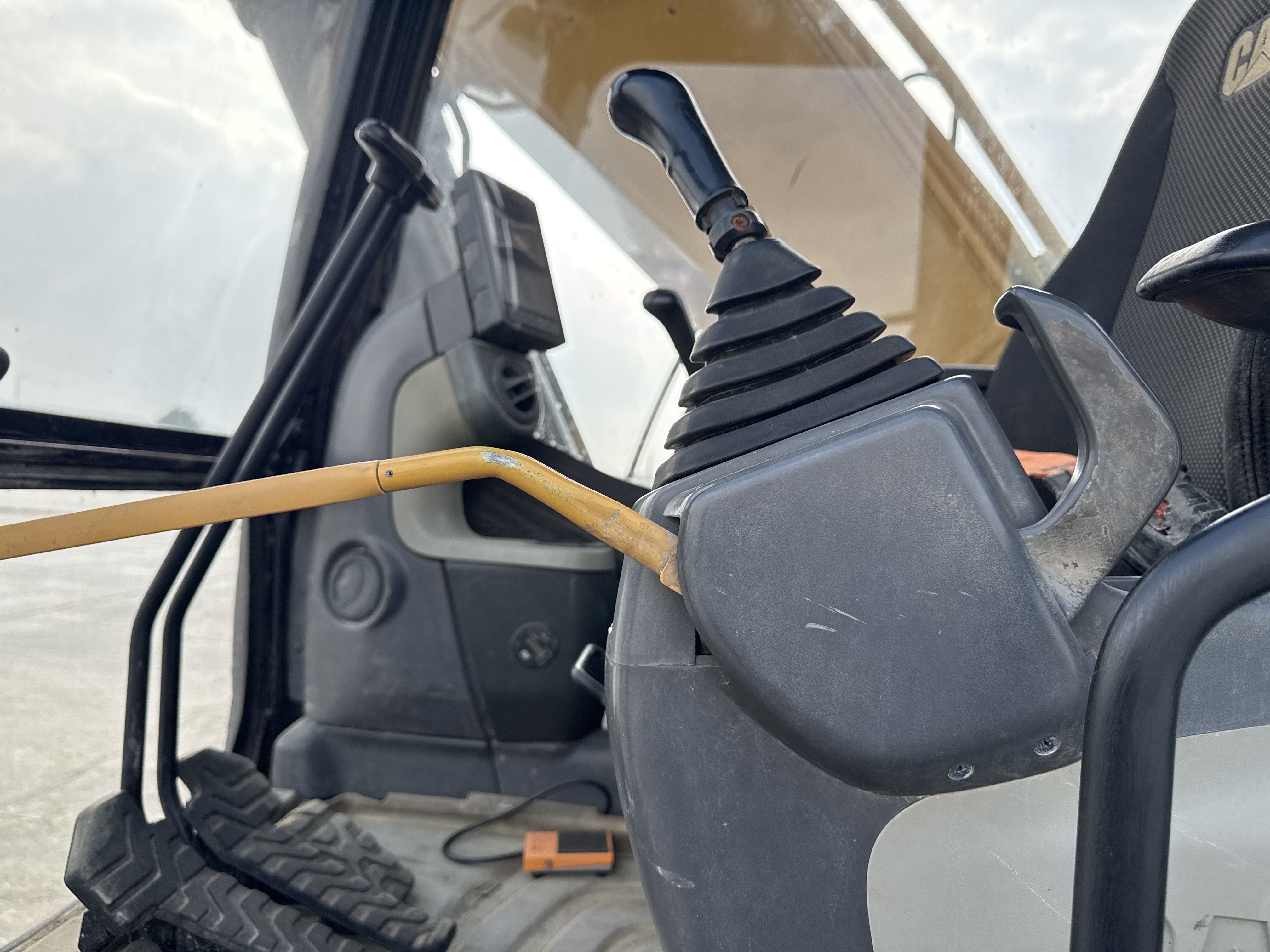 MDX-013-Cat-323D3-Medium-excavators-inspection-Safety-Hydraulic-safety-lock-2