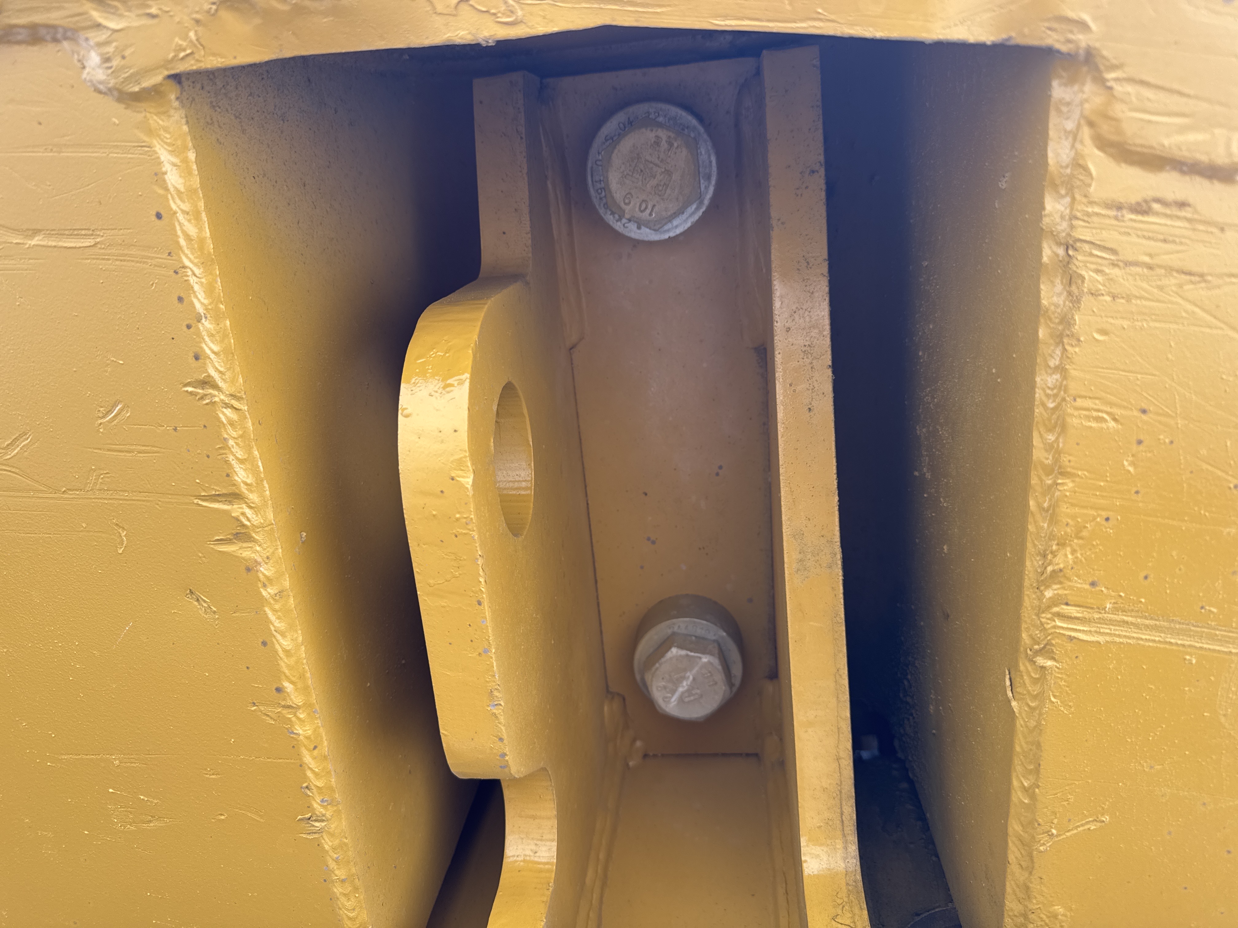 MDX-013-Cat-323D3-Medium-excavators-inspection-Safety-Counter-weight-bolts-2