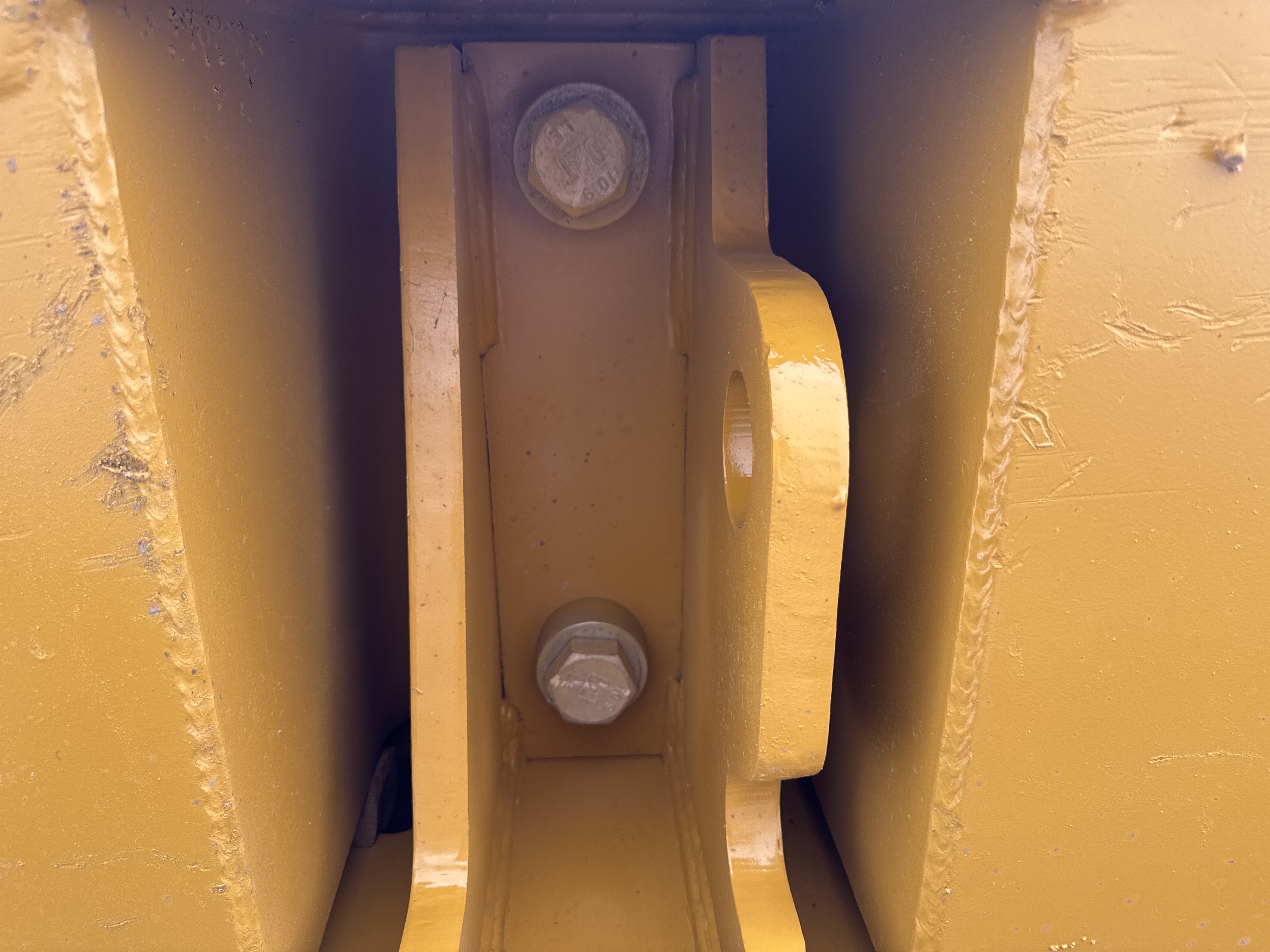 MDX-013-Cat-323D3-Medium-excavators-inspection-Safety-Counter-weight-bolts-2