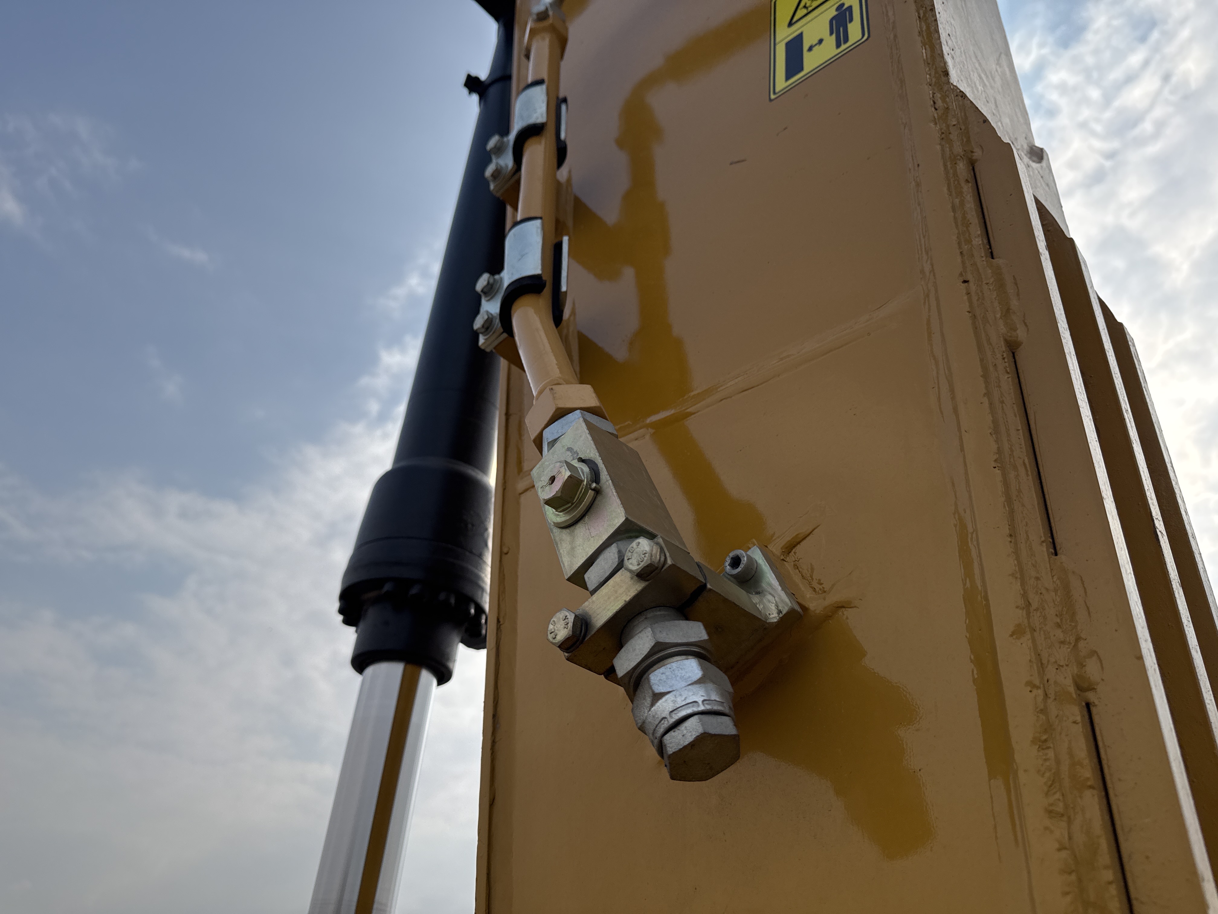 MDX-013-Cat-323D3-Medium-excavators-inspection-Hydraulics-Attachment-piping-2