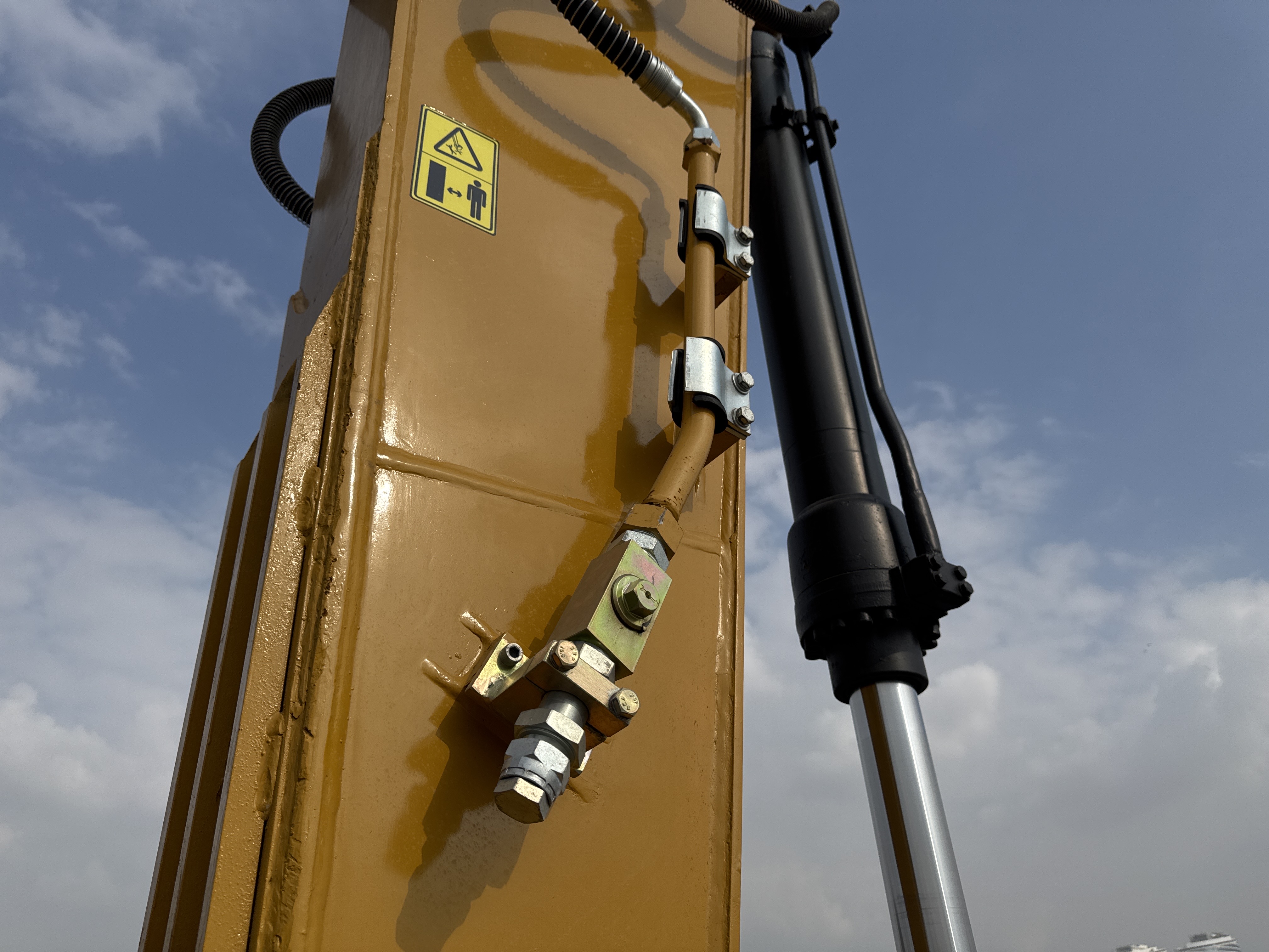 MDX-013-Cat-323D3-Medium-excavators-inspection-Hydraulics-Attachment-piping-2