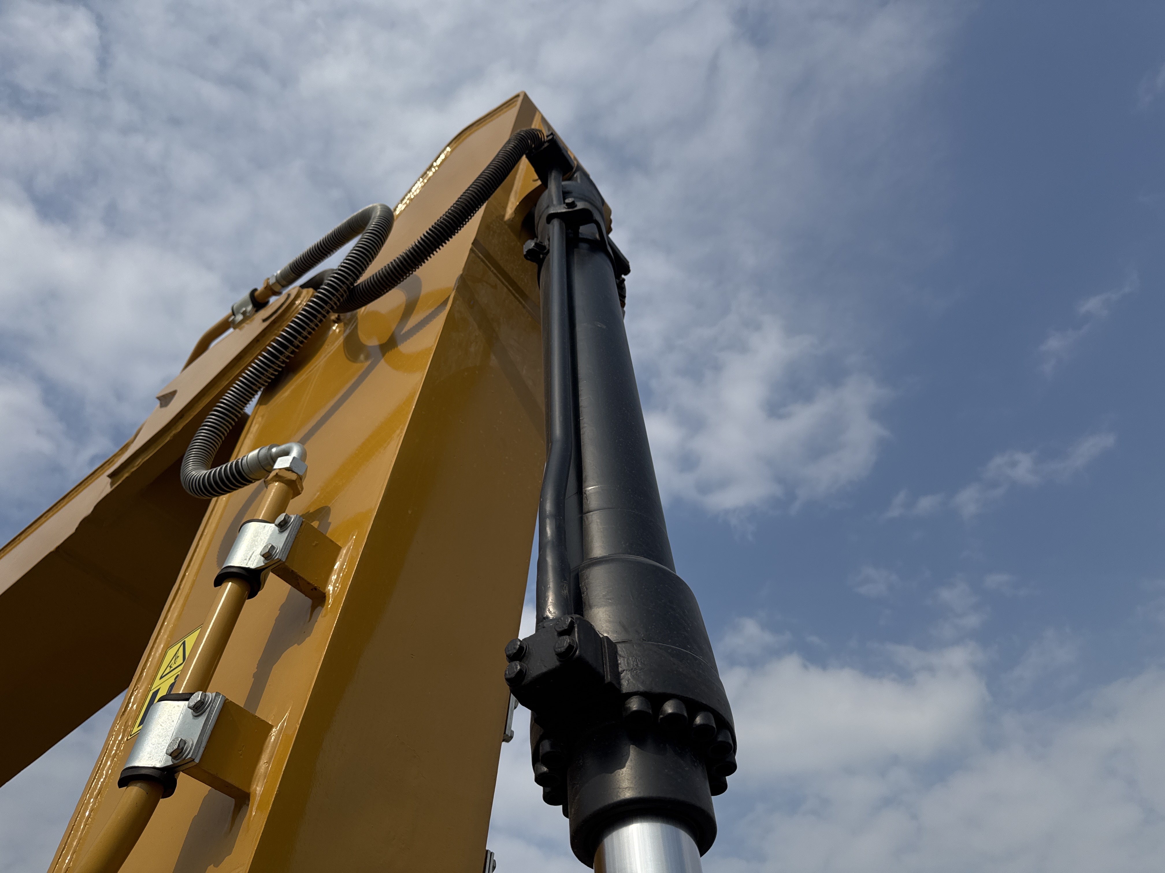 MDX-013-Cat-323D3-Medium-excavators-inspection-Hydraulics-Attachment-piping-2