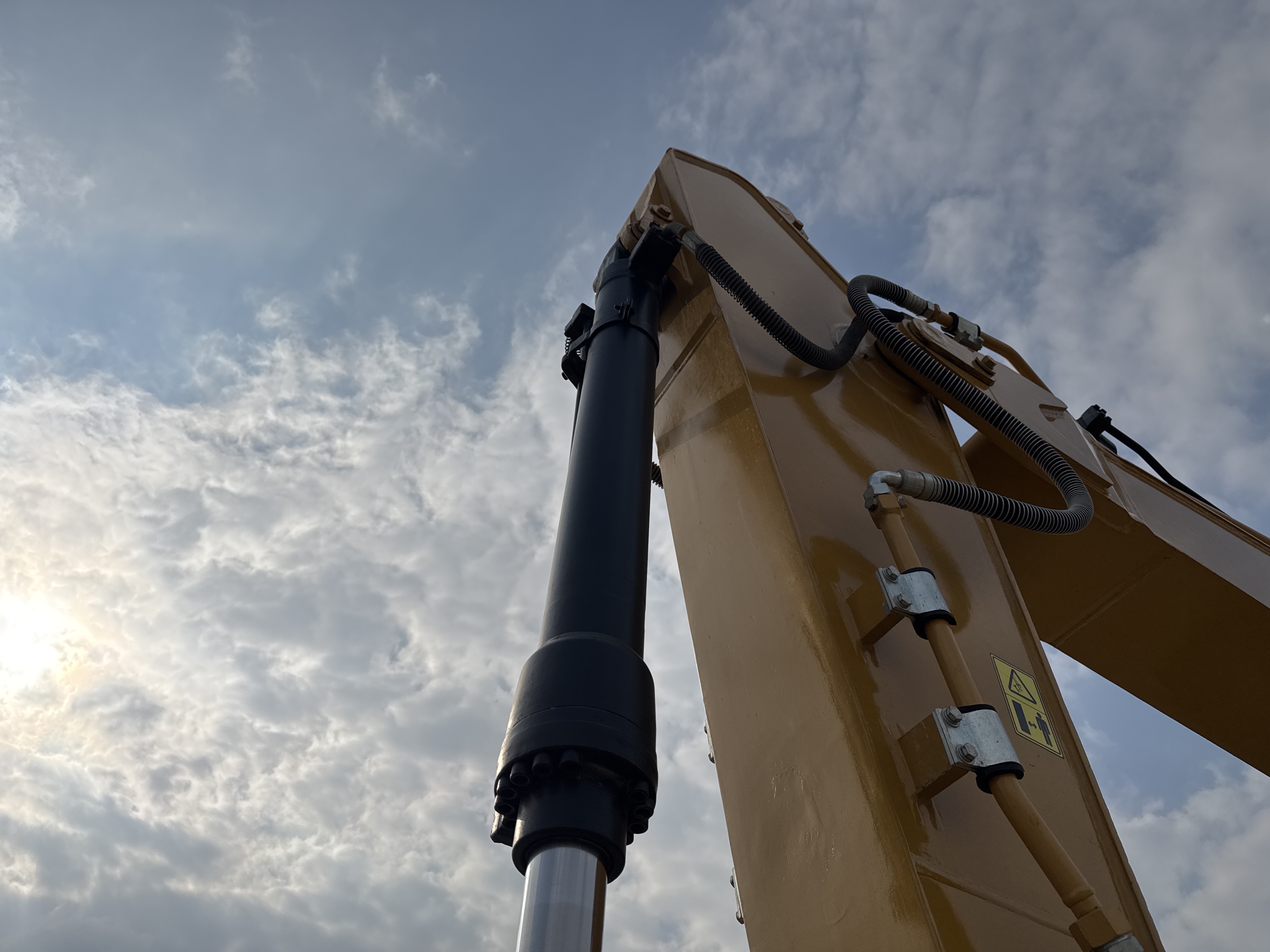 MDX-013-Cat-323D3-Medium-excavators-inspection-Hydraulics-Attachment-piping-2