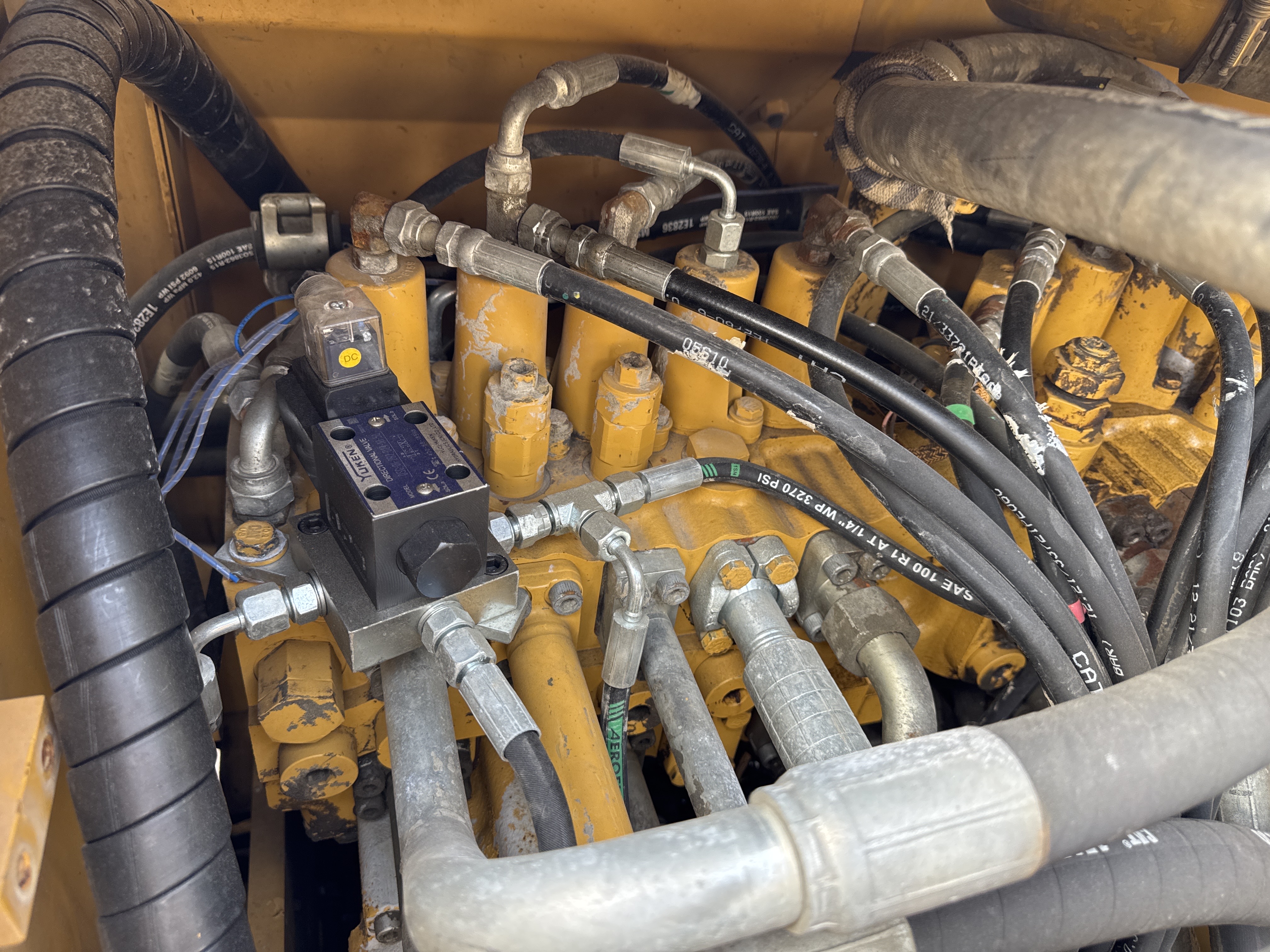 MDX-013-Cat-323D3-Medium-excavators-inspection-Hydraulics-Hydraulic-pump-2