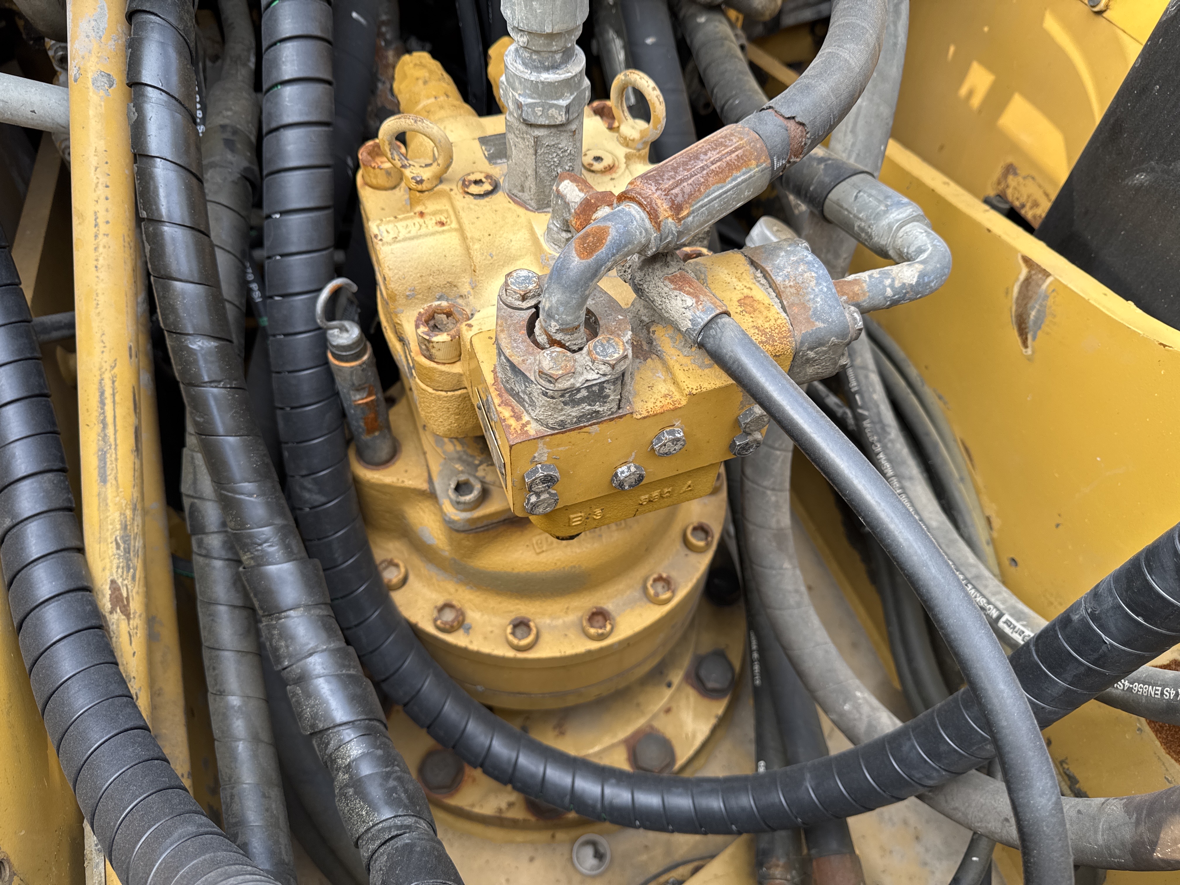 MDX-013-Cat-323D3-Medium-excavators-inspection-Hydraulics-Main-control-valve-(MCV)-2