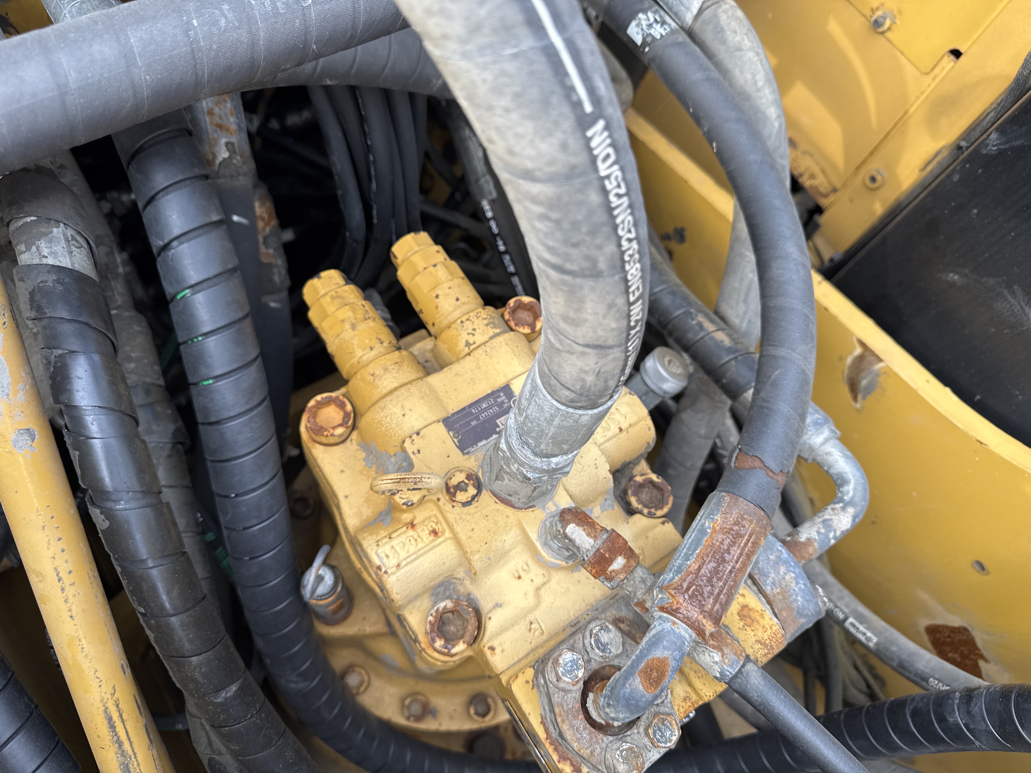 MDX-013-Cat-323D3-Medium-excavators-inspection-Hydraulics-Main-control-valve-(MCV)-2