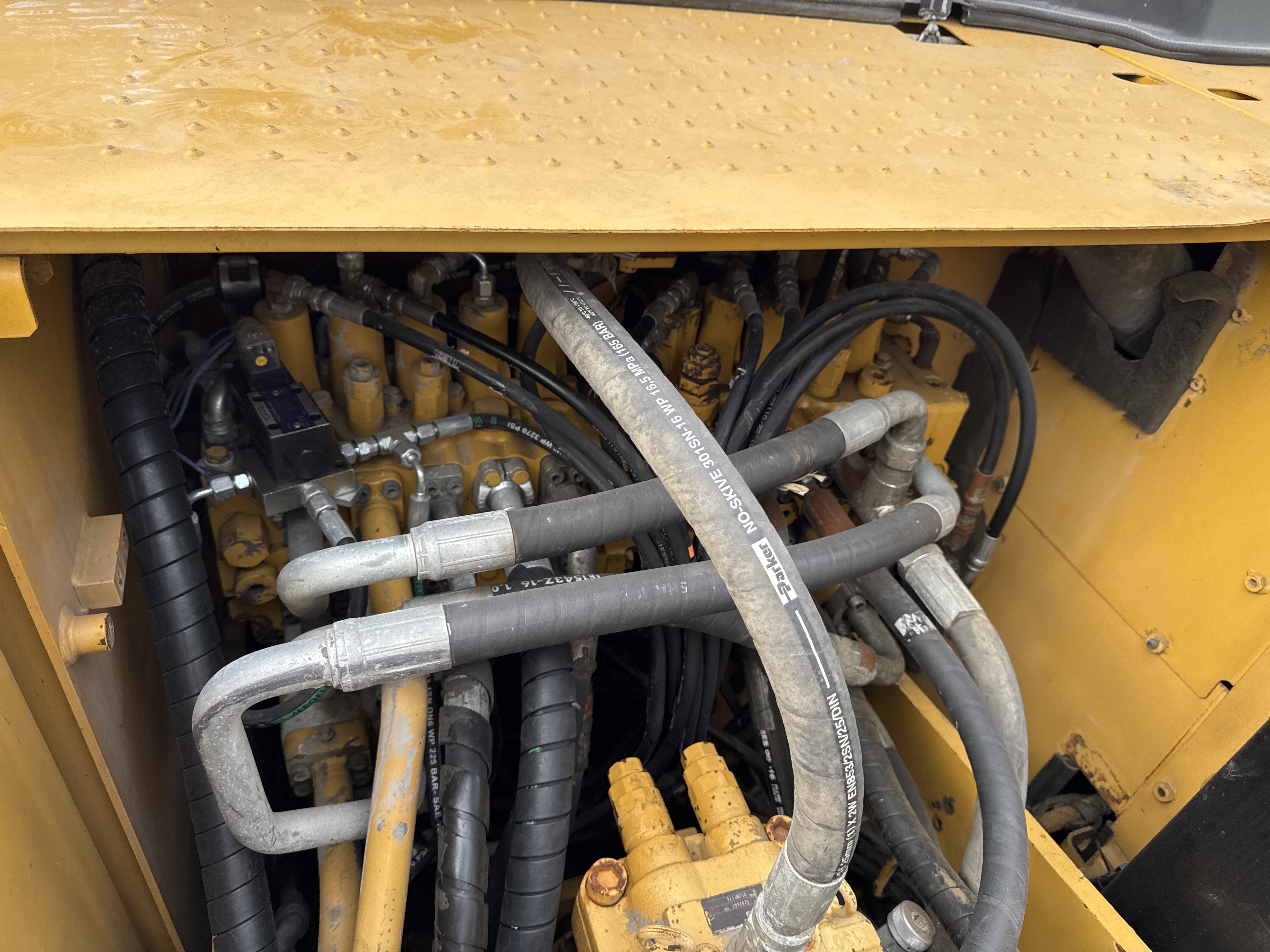 MDX-013-Cat-323D3-Medium-excavators-inspection-Hydraulics-Hydraulic-hoses-and-lines-2